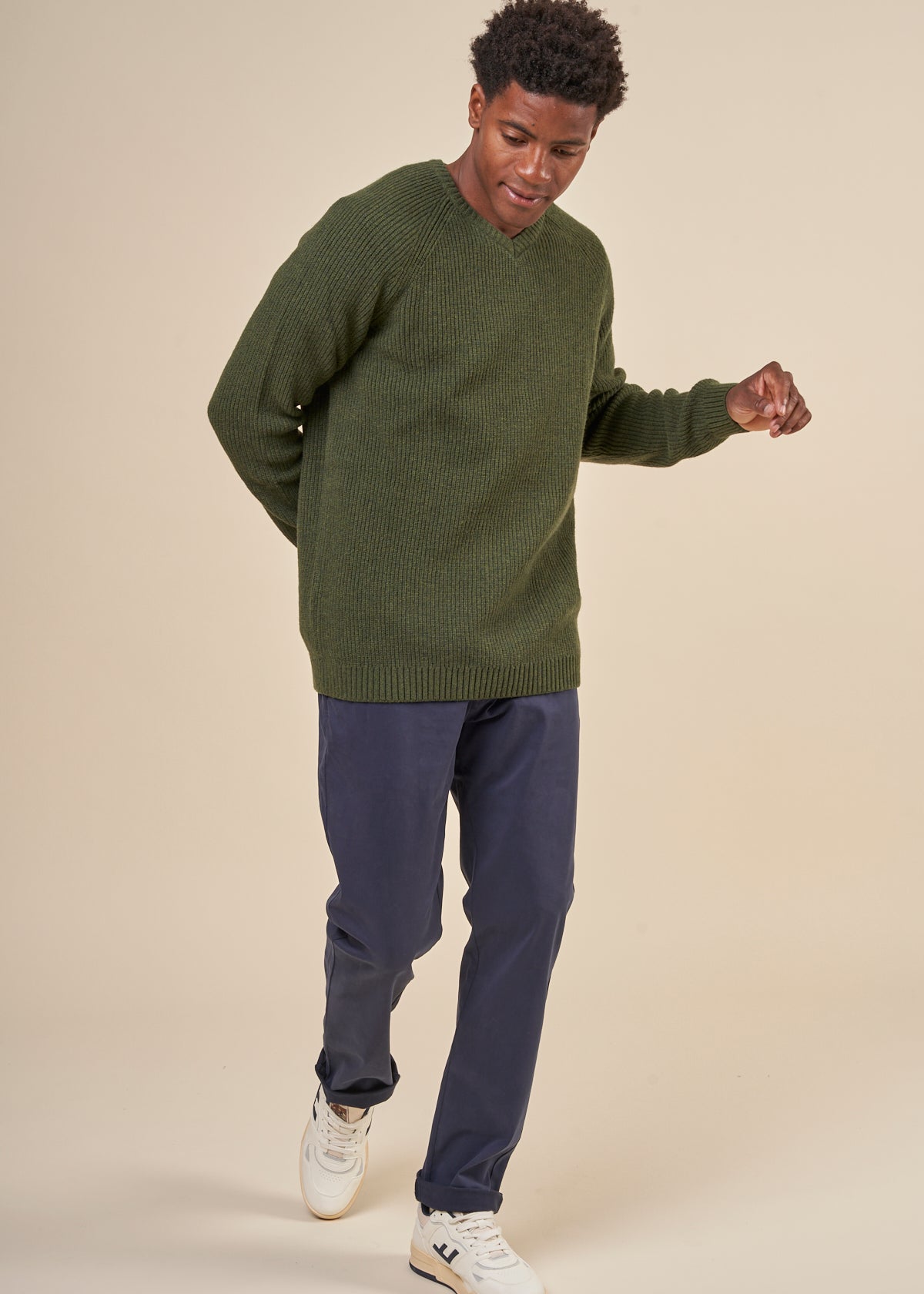 Pull col V en laine recyclée | vert olive "kerman olive"