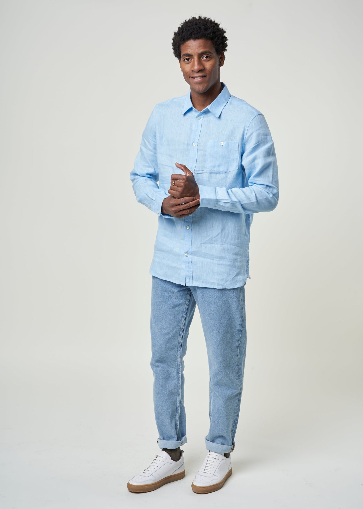 Chemise bleue en lin bio - custom fit linen shirt airy blue