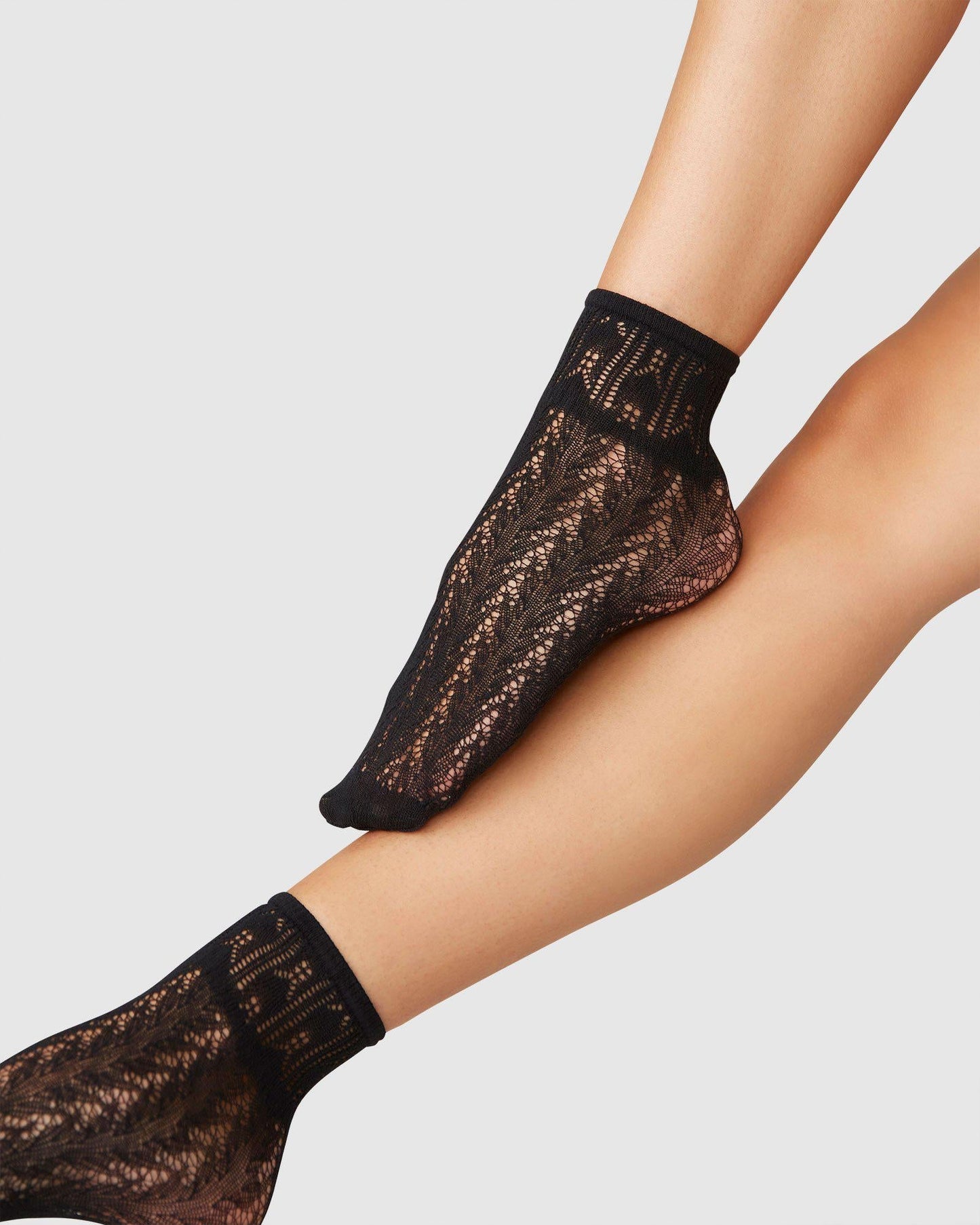 Chaussettes en matières recyclées | noir "erica crochet socks - black"