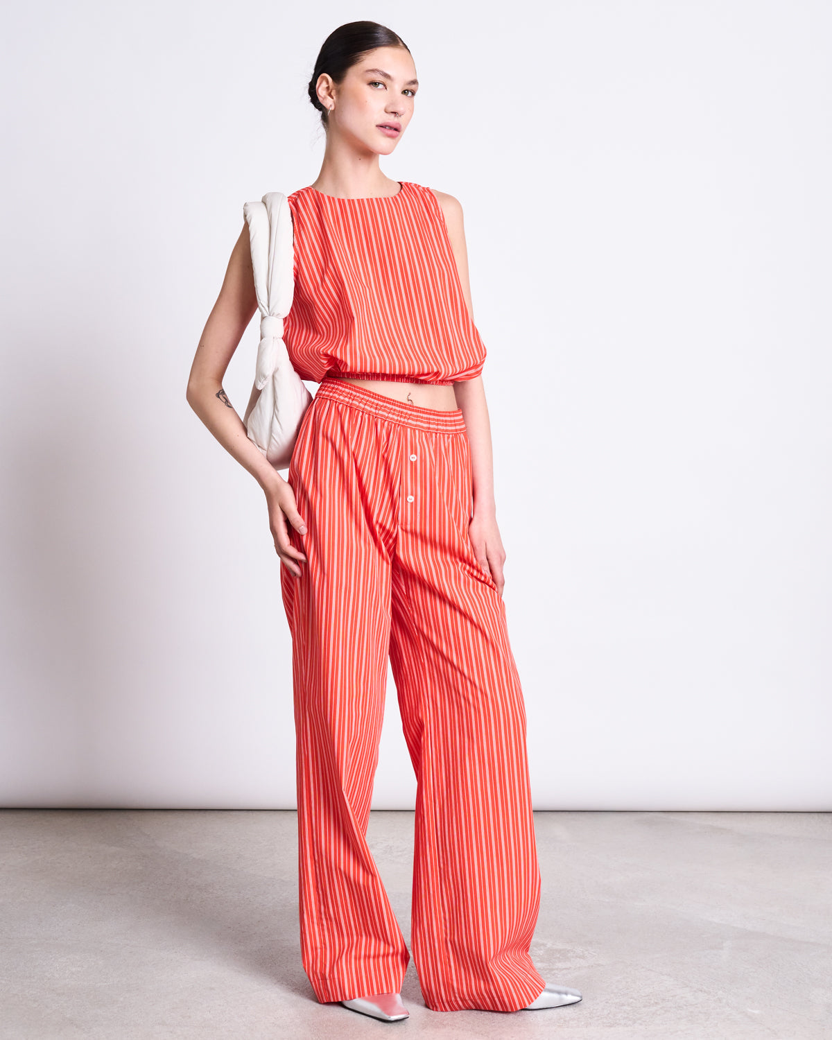 Pantalon ample en coton bio | rayé rouge "soby - cherry red/white striped"