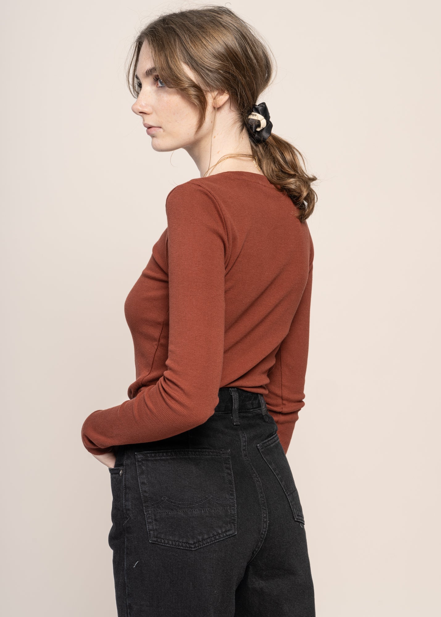 T-shirt manches longues en coton bio | rouge "rib scoop neck long sleeved fired brick"