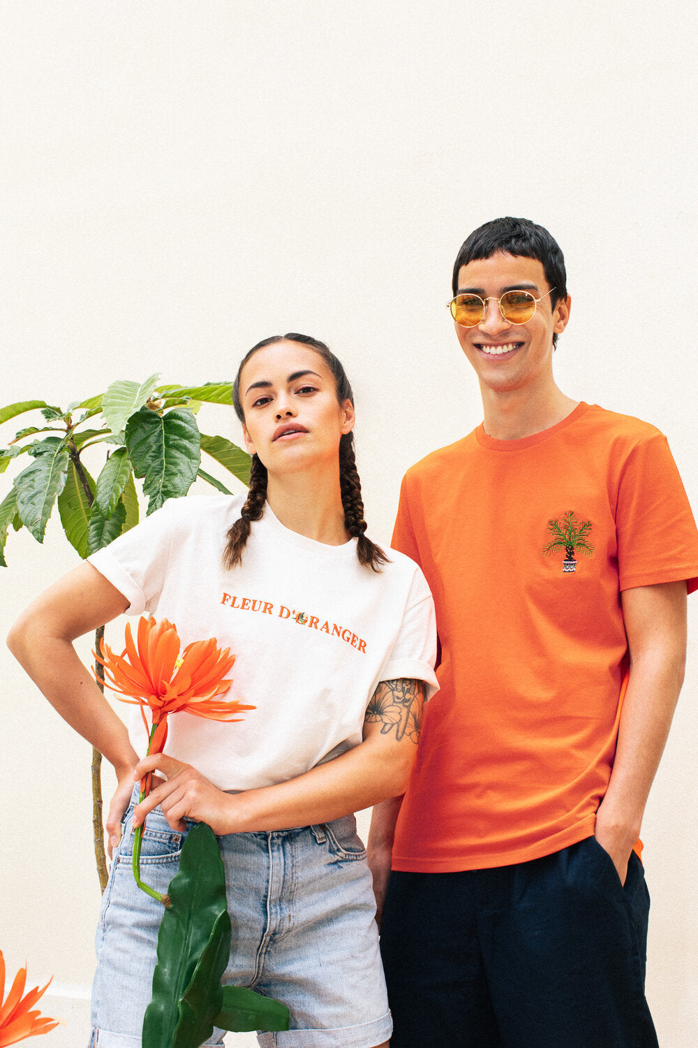 T-shirt brodé blanc cassé en coton bio - Message "oranger"