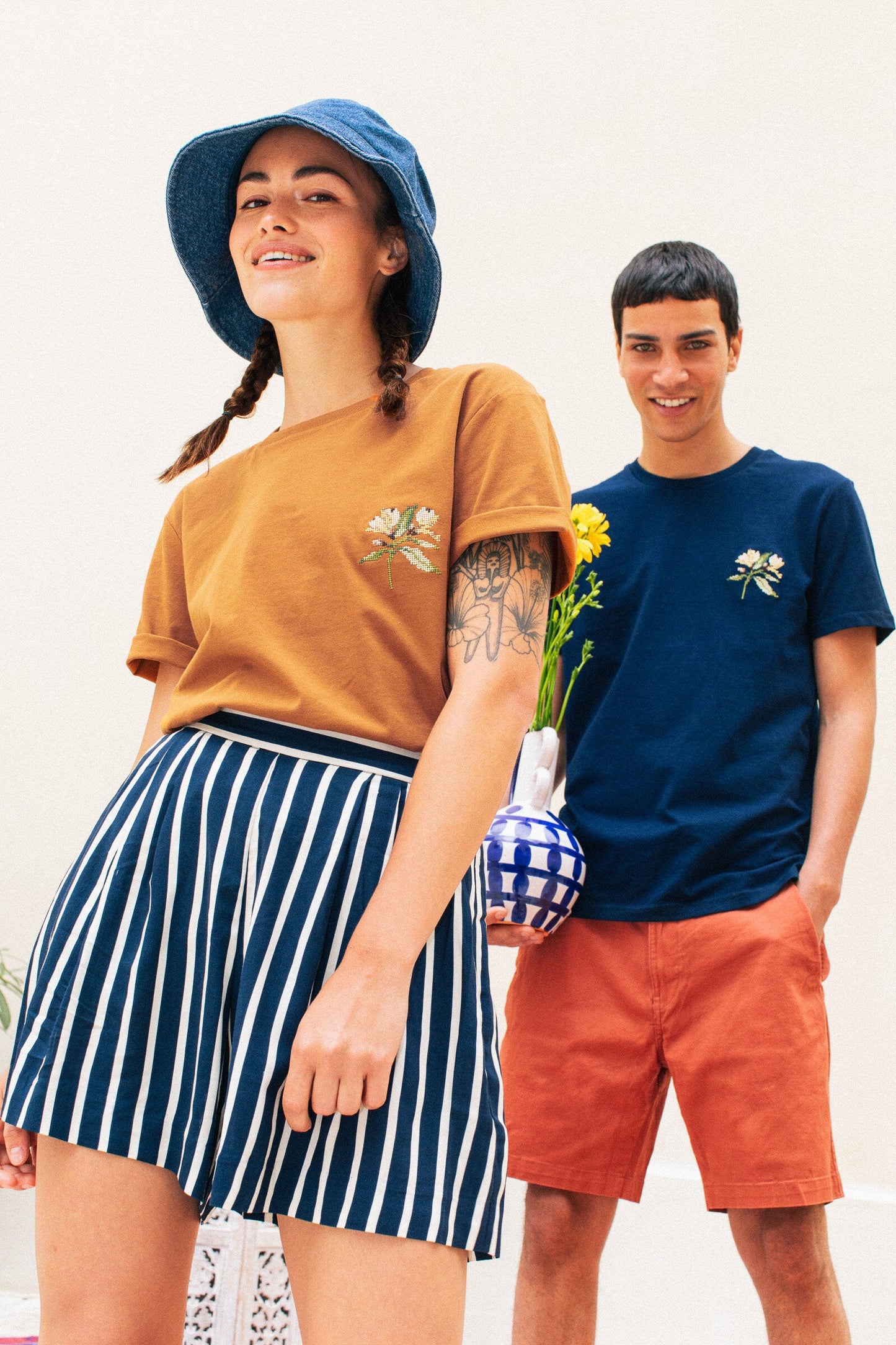 T-shirt brodé marine en coton bio - Fleur d'oranger