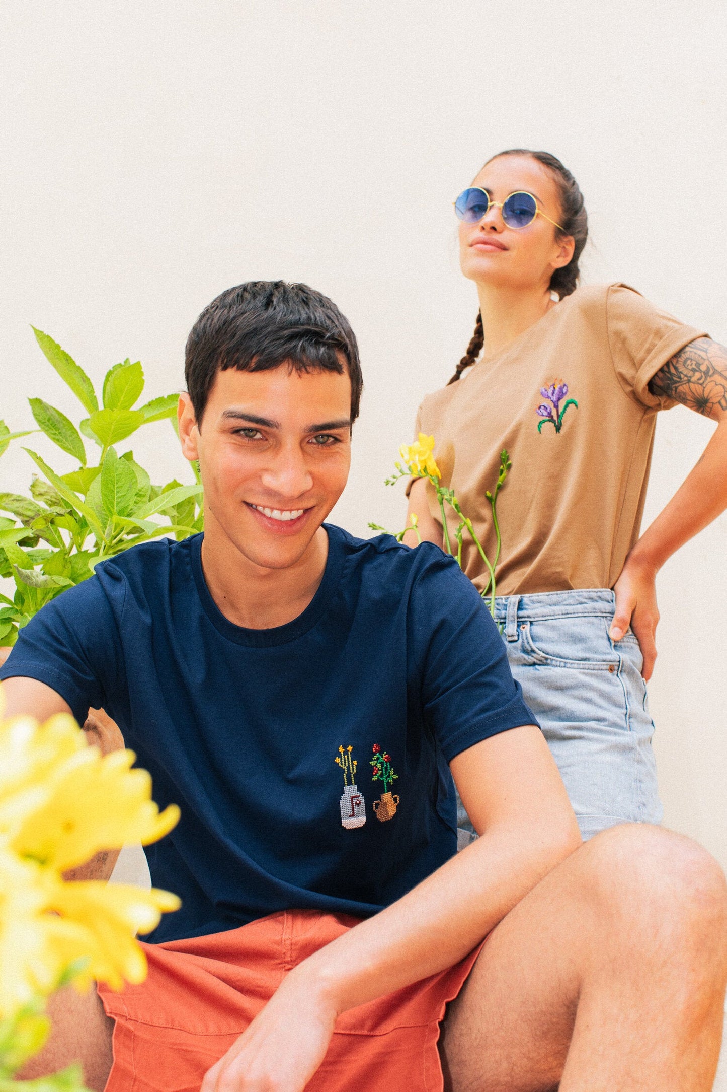 T-shirt brodé marine en coton bio - Céramiques