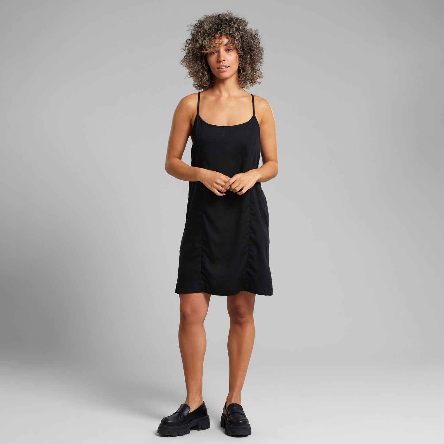 Robe courte à bretelles en tencel | noir "strap dress kulla black"