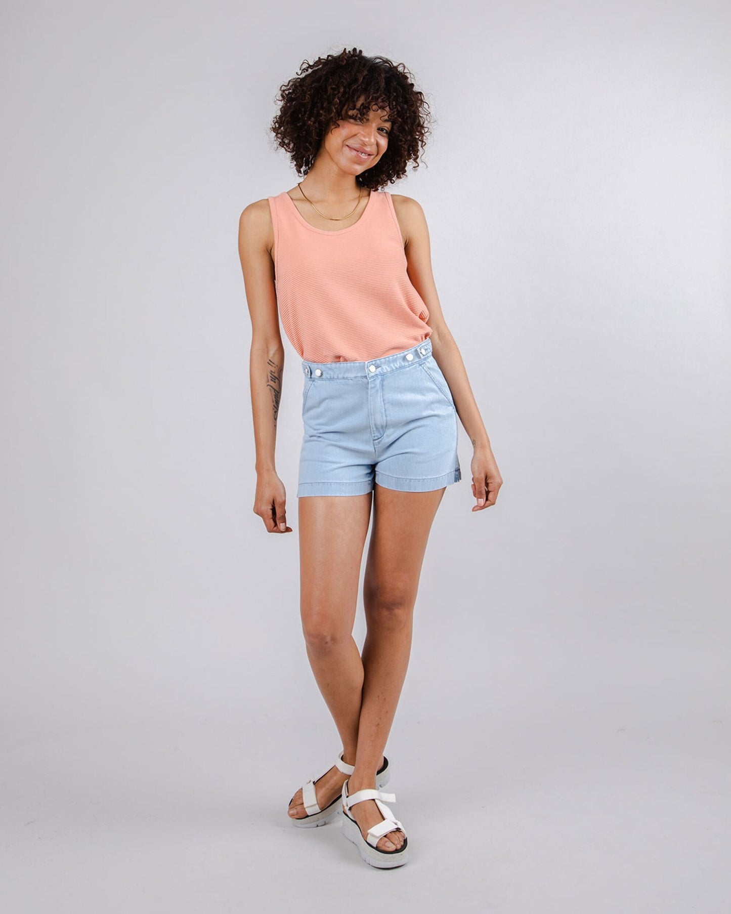 Short en jean bleu clair en coton bio et matière recyclée - lola short light denim