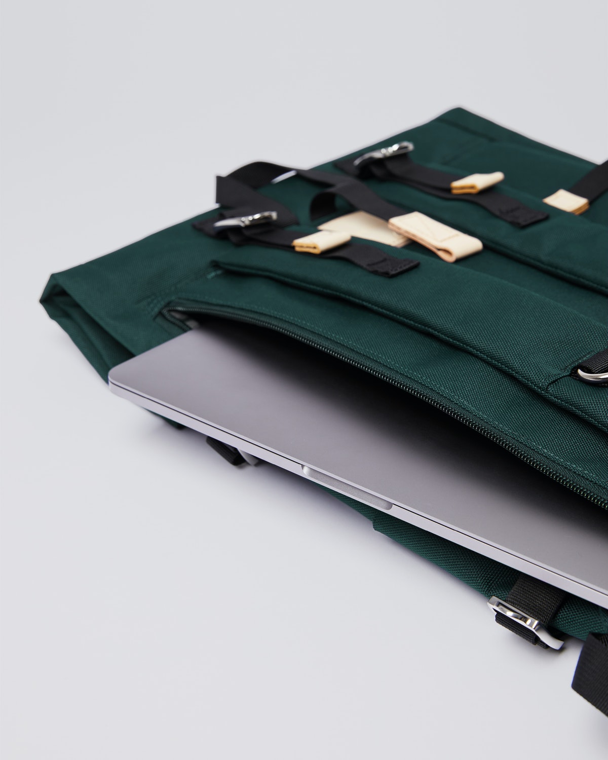 Sac à dos rolltop en matière recyclée | Vert "Bernt dark green with natural leather"