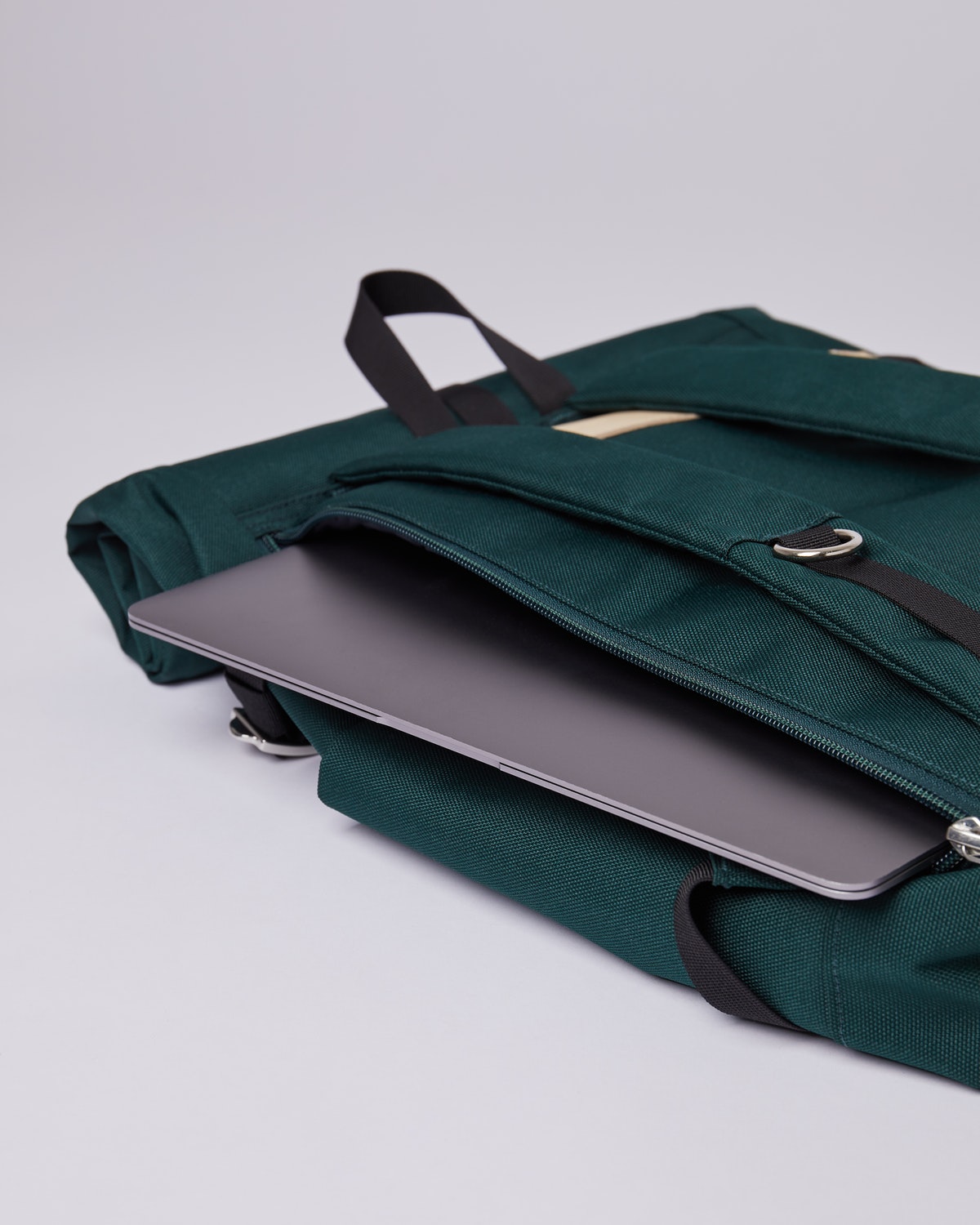 Sac à dos rolltop en matière recyclée | vert "Ilon dark green with natural leather"