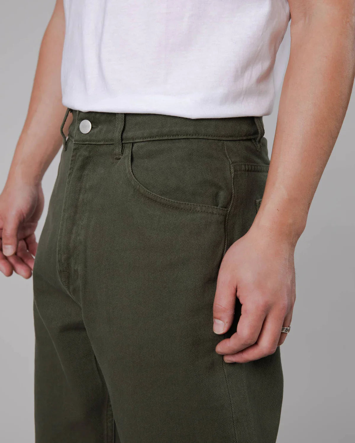 Pantalon fuselé en coton bio | vert foncé "5 pocket pant stone green"