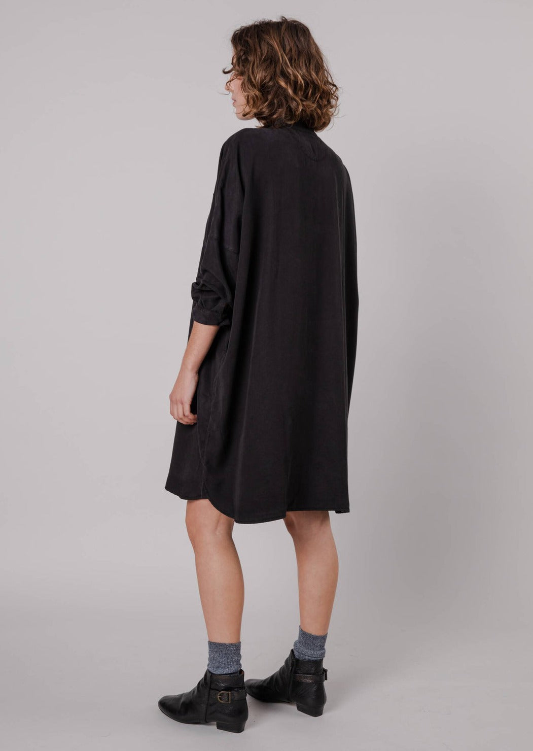 Robe chemise en tencel | noir "oversize Mao Dress Black"