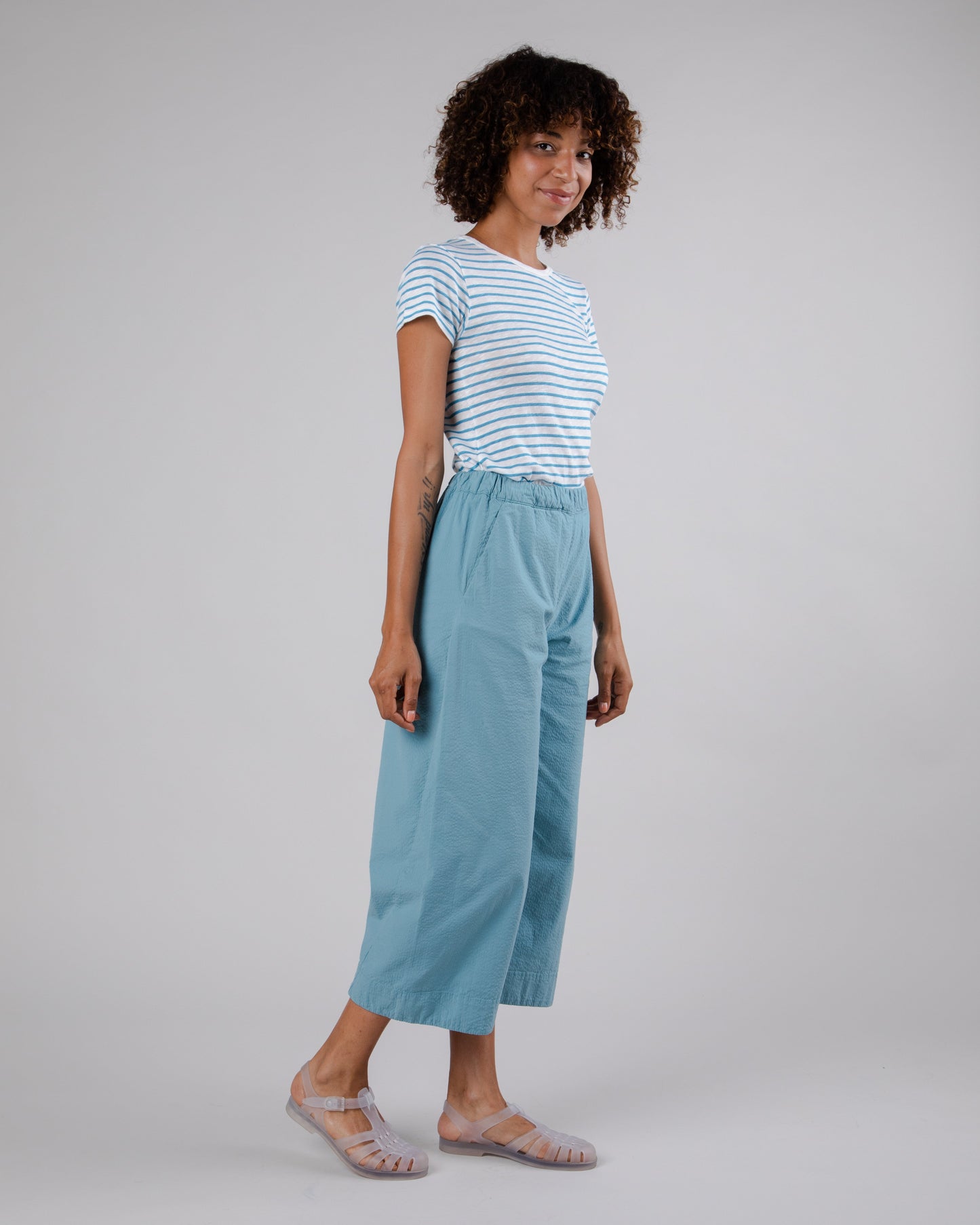 Pantalon 7/8 en coton bio | bleu "seersucker oversize picnic ocean blue"