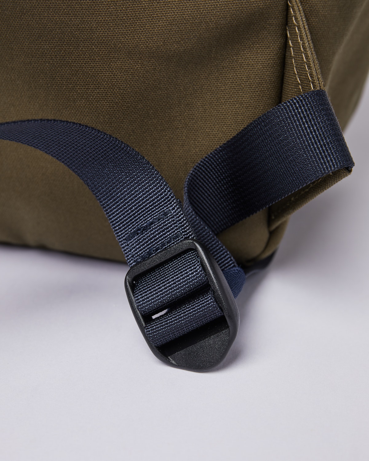 Sac roll-top en coton bio et matière recyclée - kaj olive with navy webbing