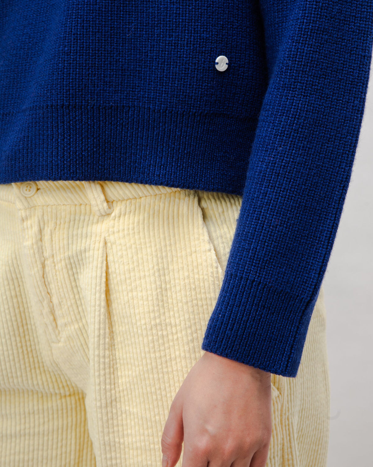 Pull court en laine certifiée | bicolore "waterfront cropped wool sweater navy"