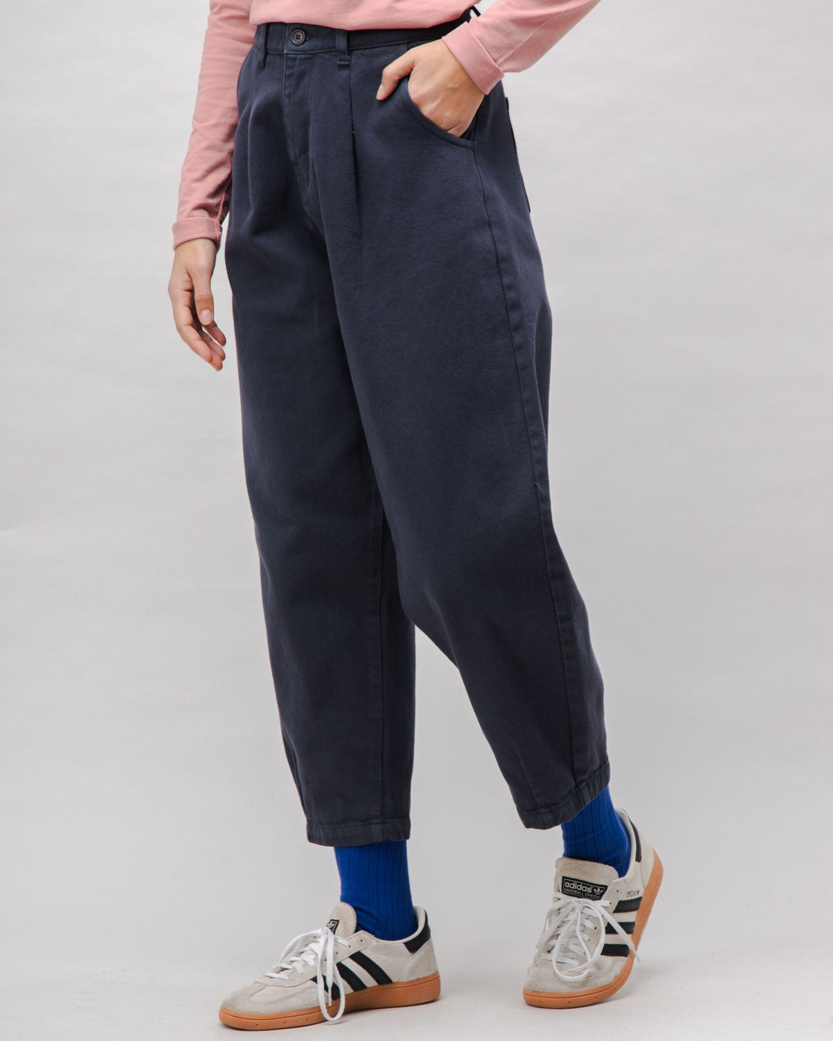 Pantalon à pinces en coton biologique | gris "pegged cotton twill pants"