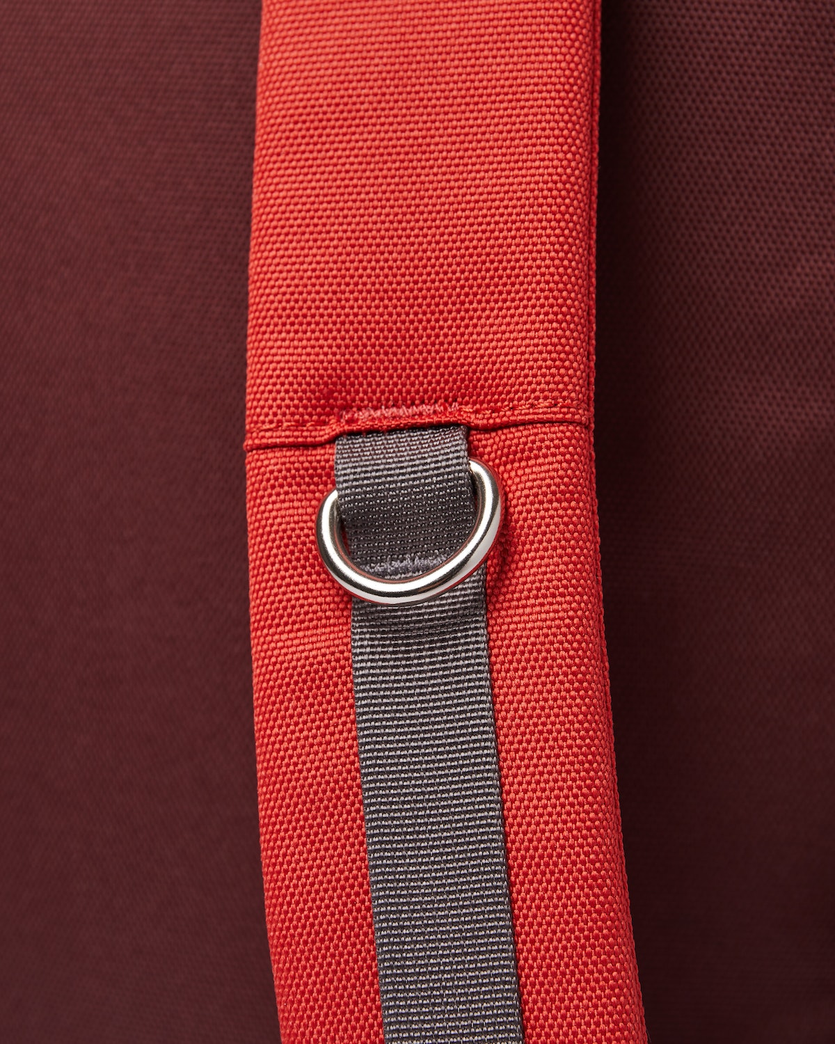 Sac à dos rolltop en matière recyclée | Bicolore "bernt multi moss red with black leather"