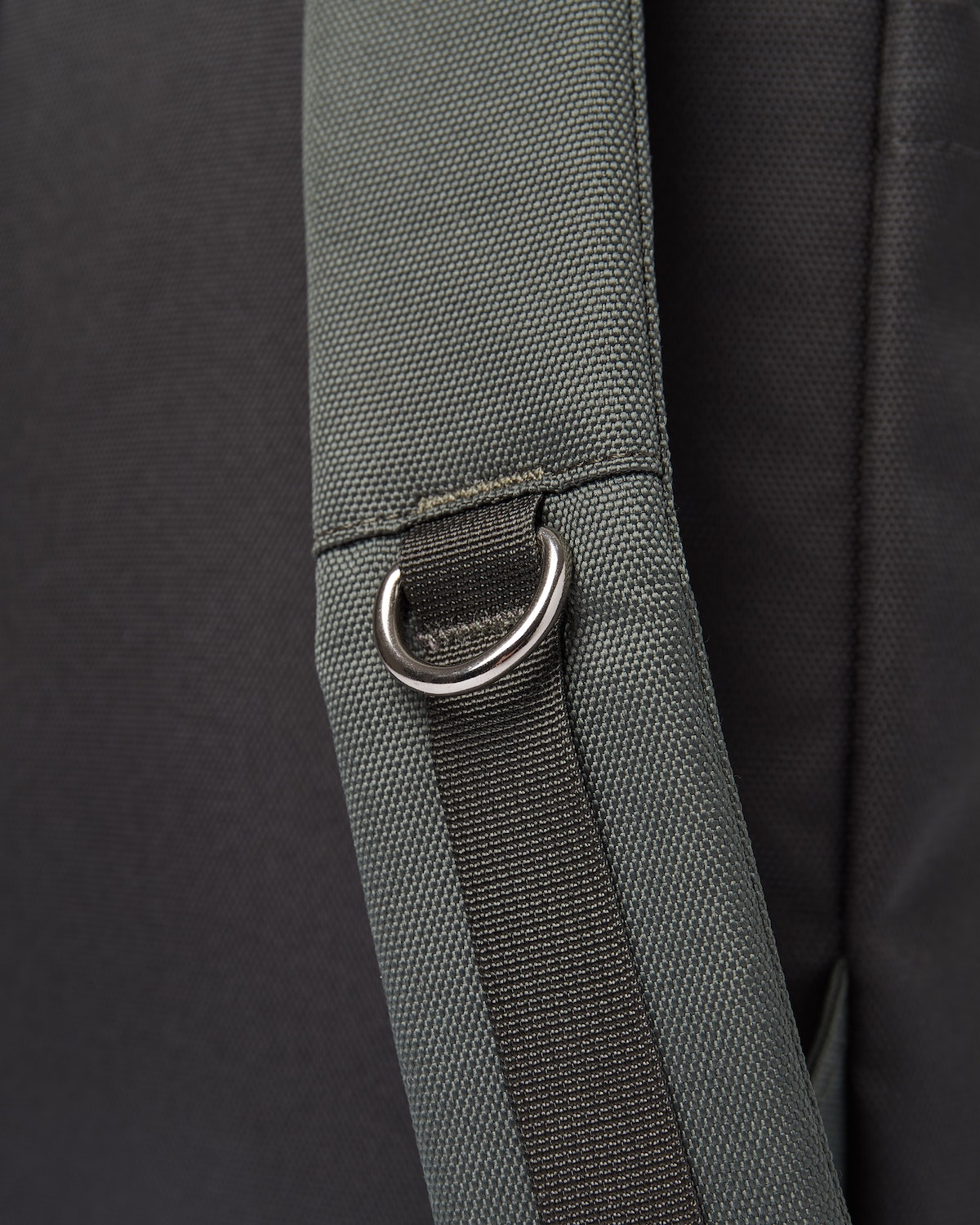 Sac à dos rolltop en matière recyclée | Gris et vert "ilon multi green with black leather"