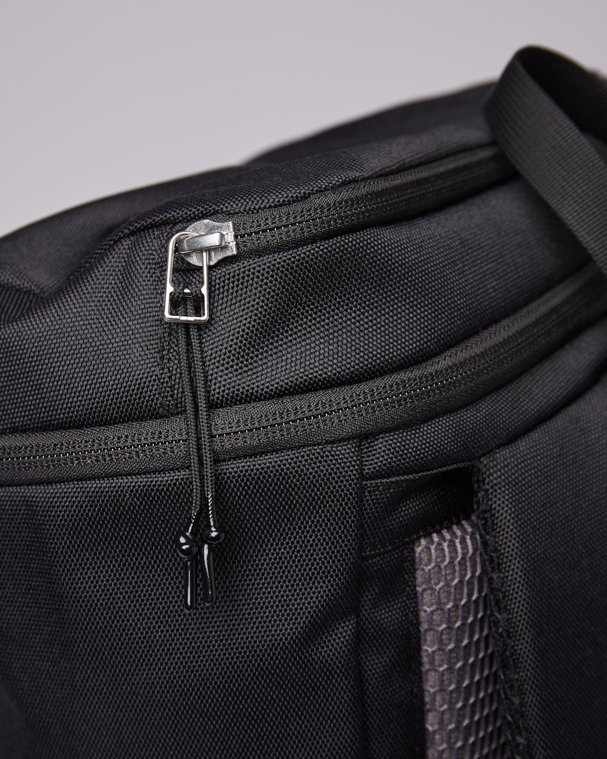 Sac à dos 23L en matières recyclées | noir "sune black with black webbing"