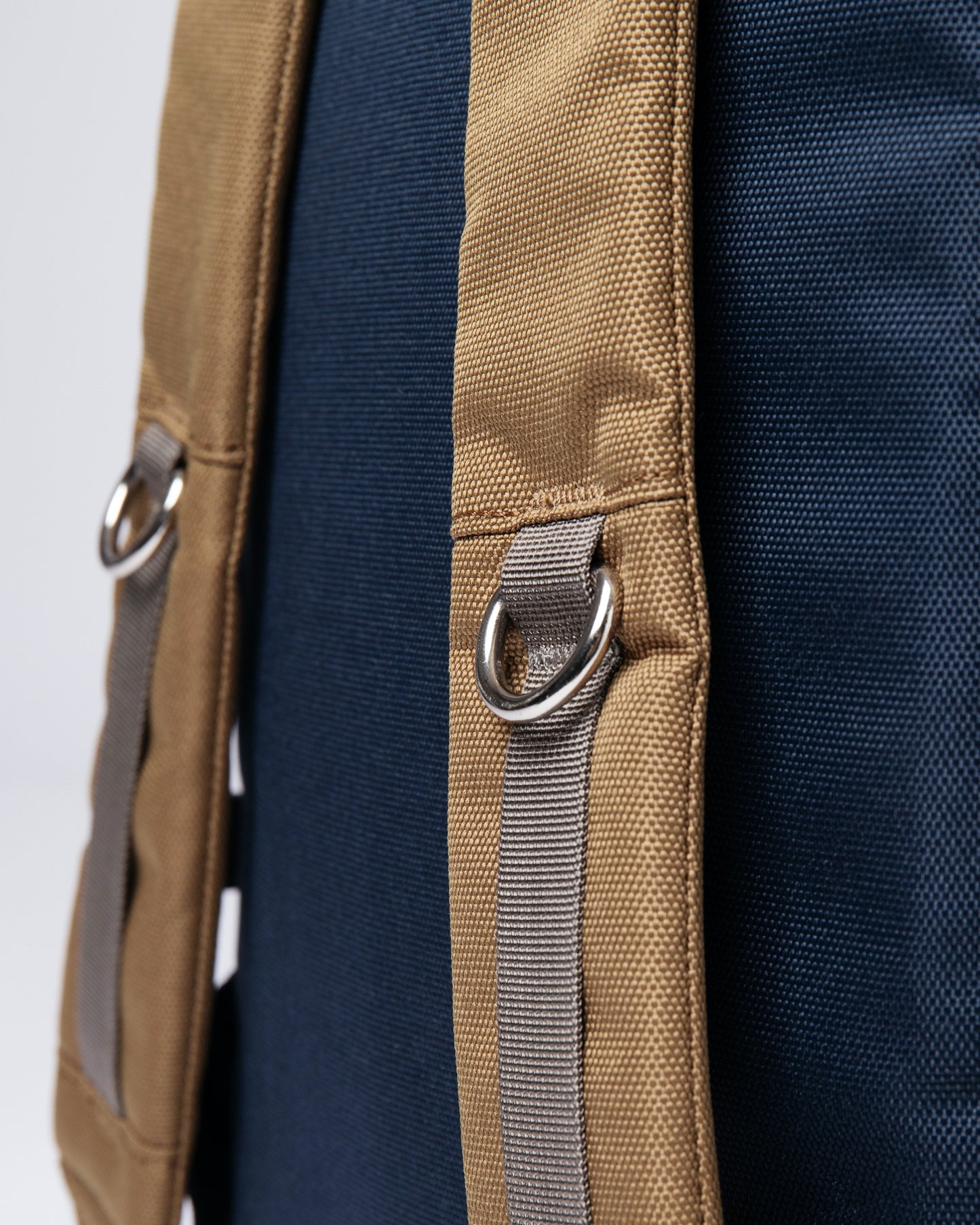 Sac à dos rolltop en matière recyclée | bleu et marron "bernt multi marsh yellow"
