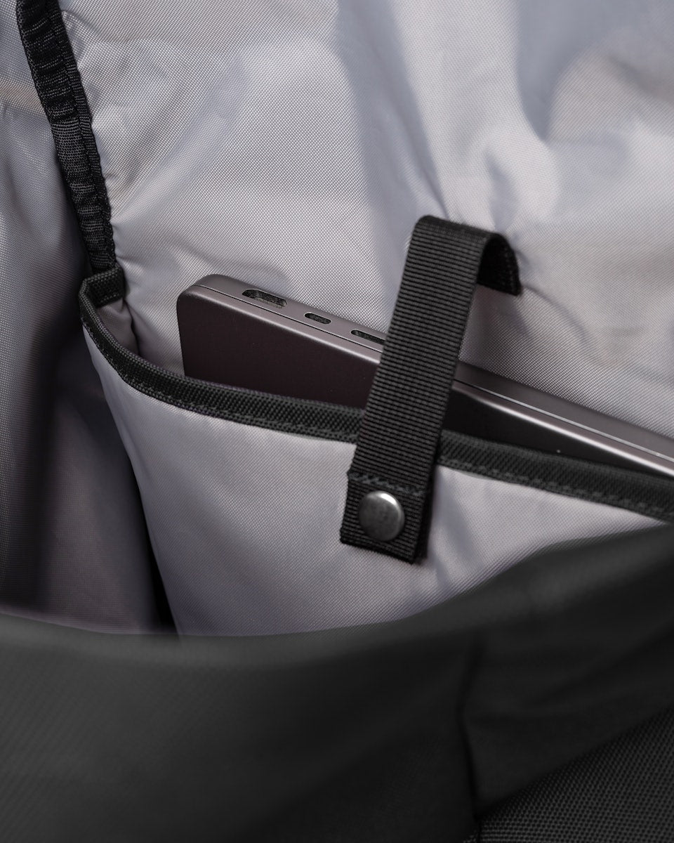Sac à dos 19L en matière recyclée | noir "ground rolltop backpack l - black with black webbing"