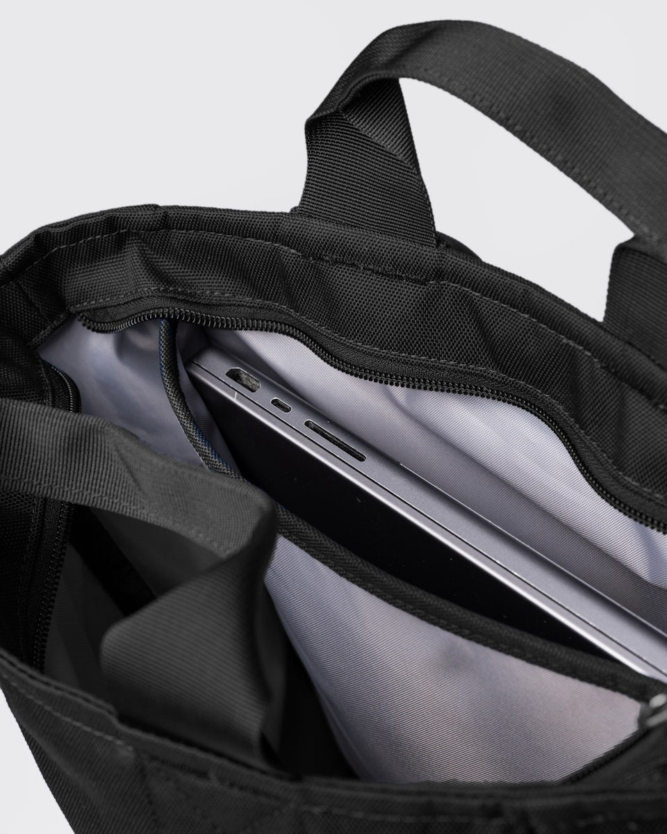 Sac à dos 15L en nylon recyclé | noir "ground 2-way bag - black"