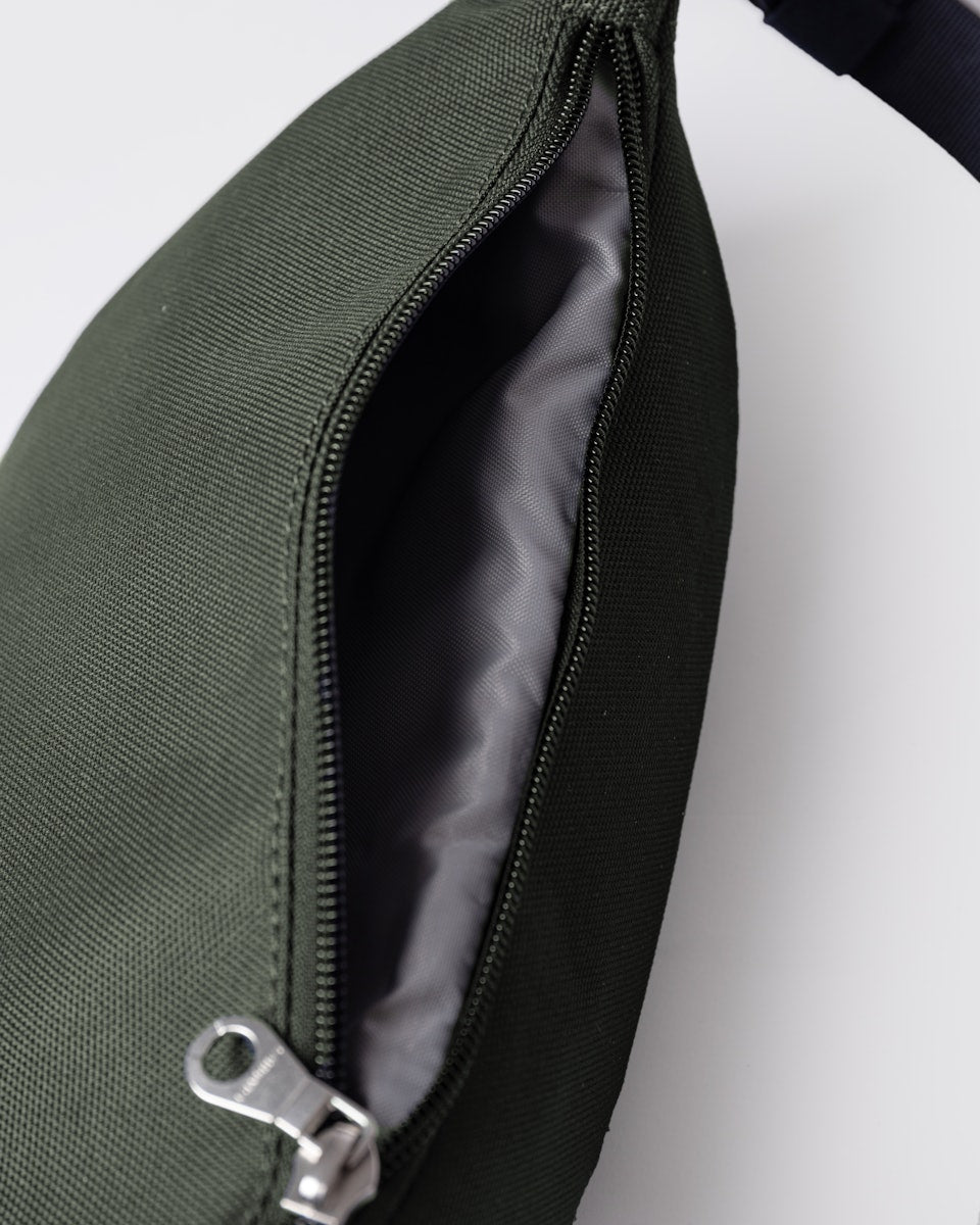 Banane 2L en matières recyclées | vert "ground crossbody bag - dawn green"
