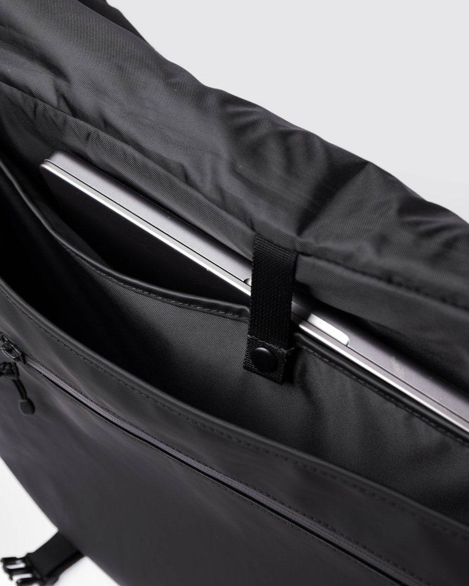 Sac bandoulière en nylon recyclé | noir "stream messenger - black"