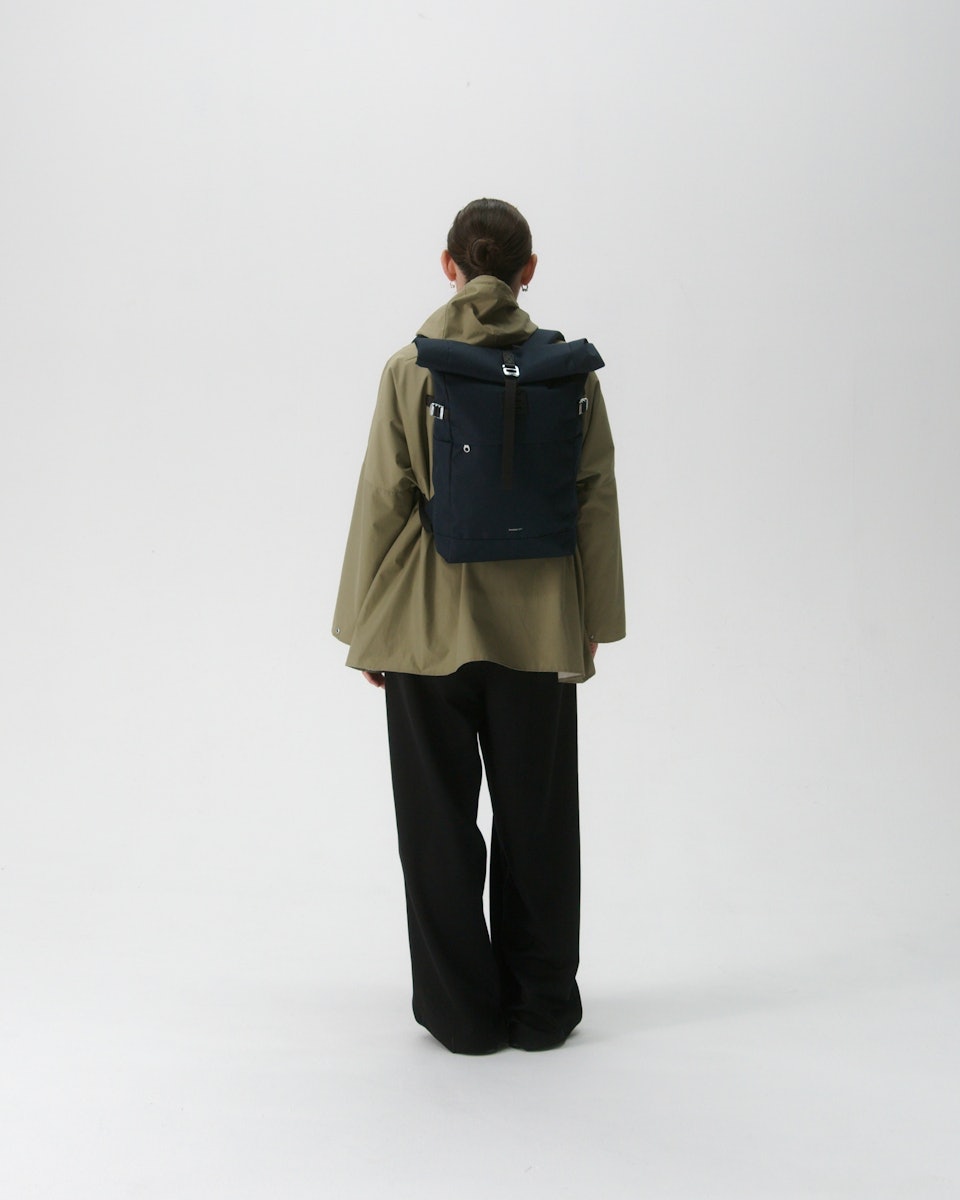 Sac à dos 23L en matière recyclée | vert "icon rolltop backpack m - navy with black leather"