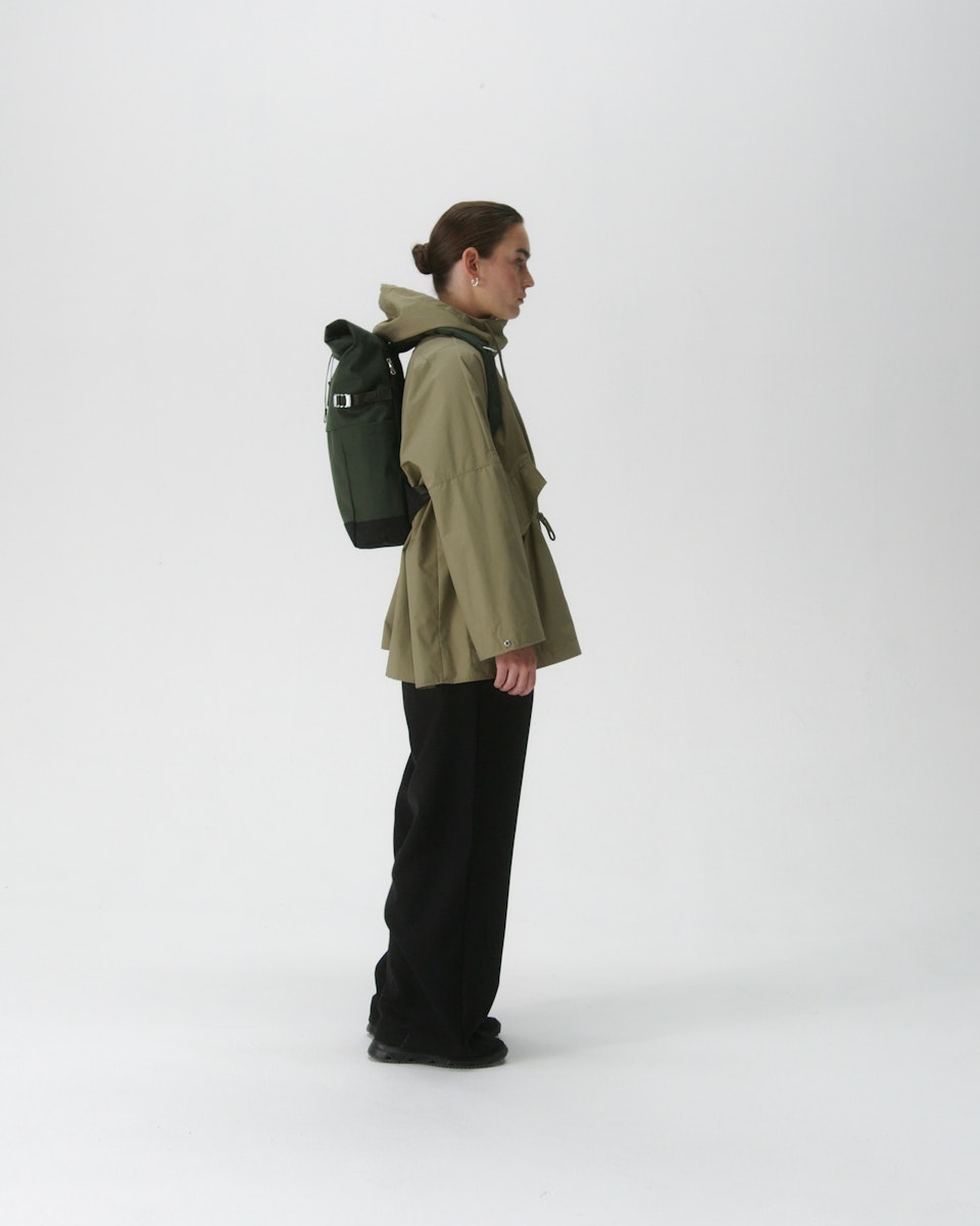 Sac à dos 23L en matière recyclée | vert "icon rolltop backpack m - dawn green with dark brown leather"