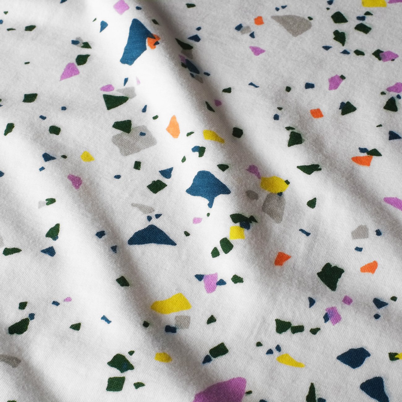 T-shirt blanc à motifs en coton bio - lillehammer terazzo white