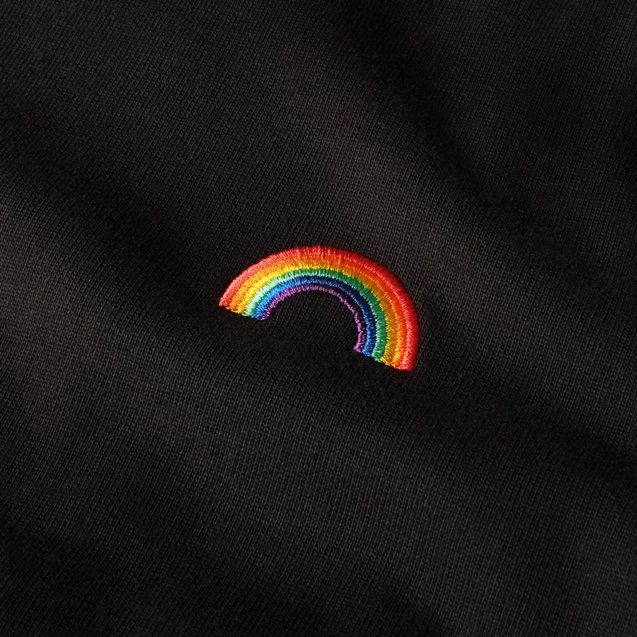 T-shirt noir motif arc-en-ciel en coton bio - rainbow