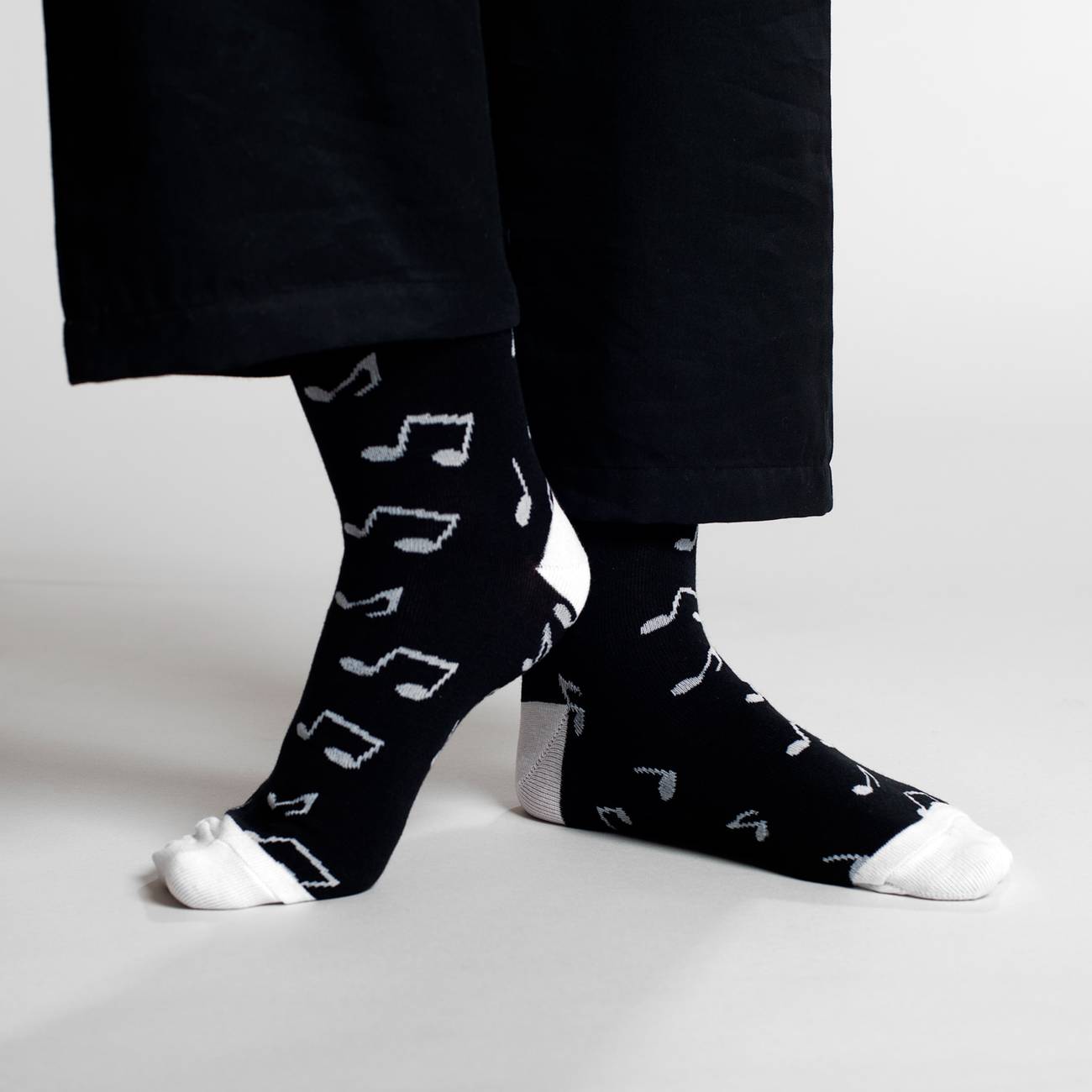 Chaussettes hautes noires motifs notes en coton bio