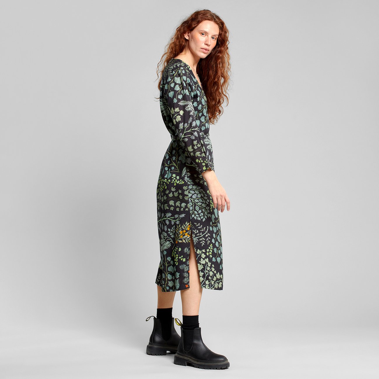 Robe midi en tencel | Motifs floraux "wrap dress smygehuk botanical quilt black"
