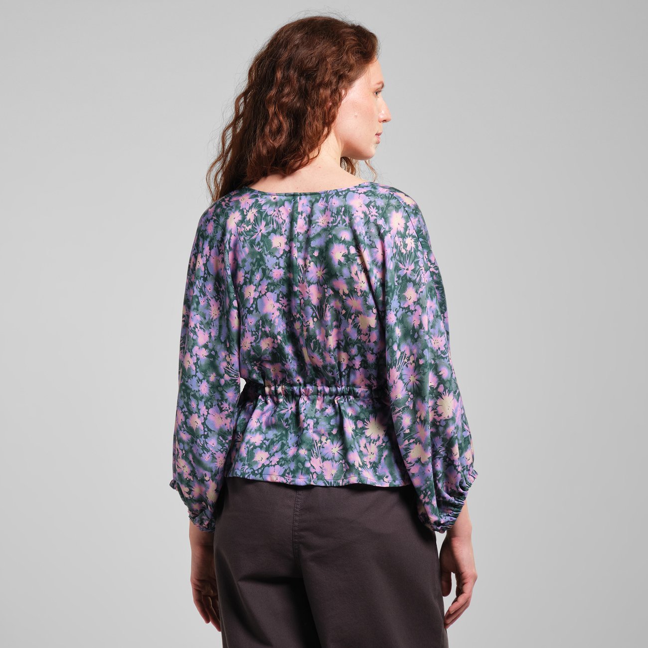 Blouse en lyocell | fleurie "wrap top rosenvik blurred flowers purple"