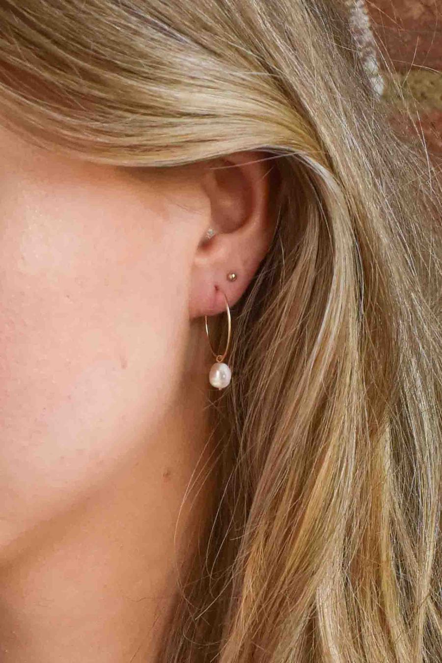 Boucles d'oreilles avec perle en or recyclé - gold pearl hoops