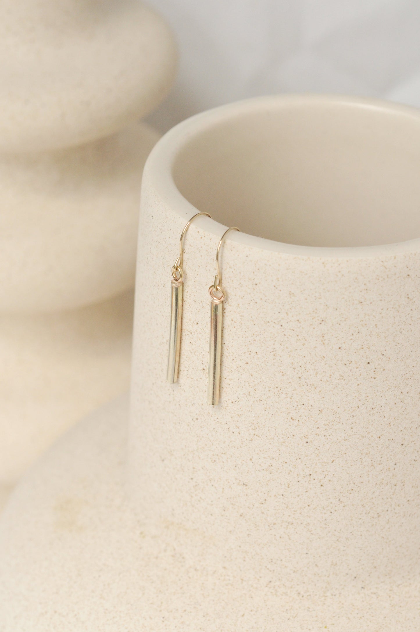 Boucles d'oreilles pendantes en or recyclé 9ct - Minimal Bar Hook