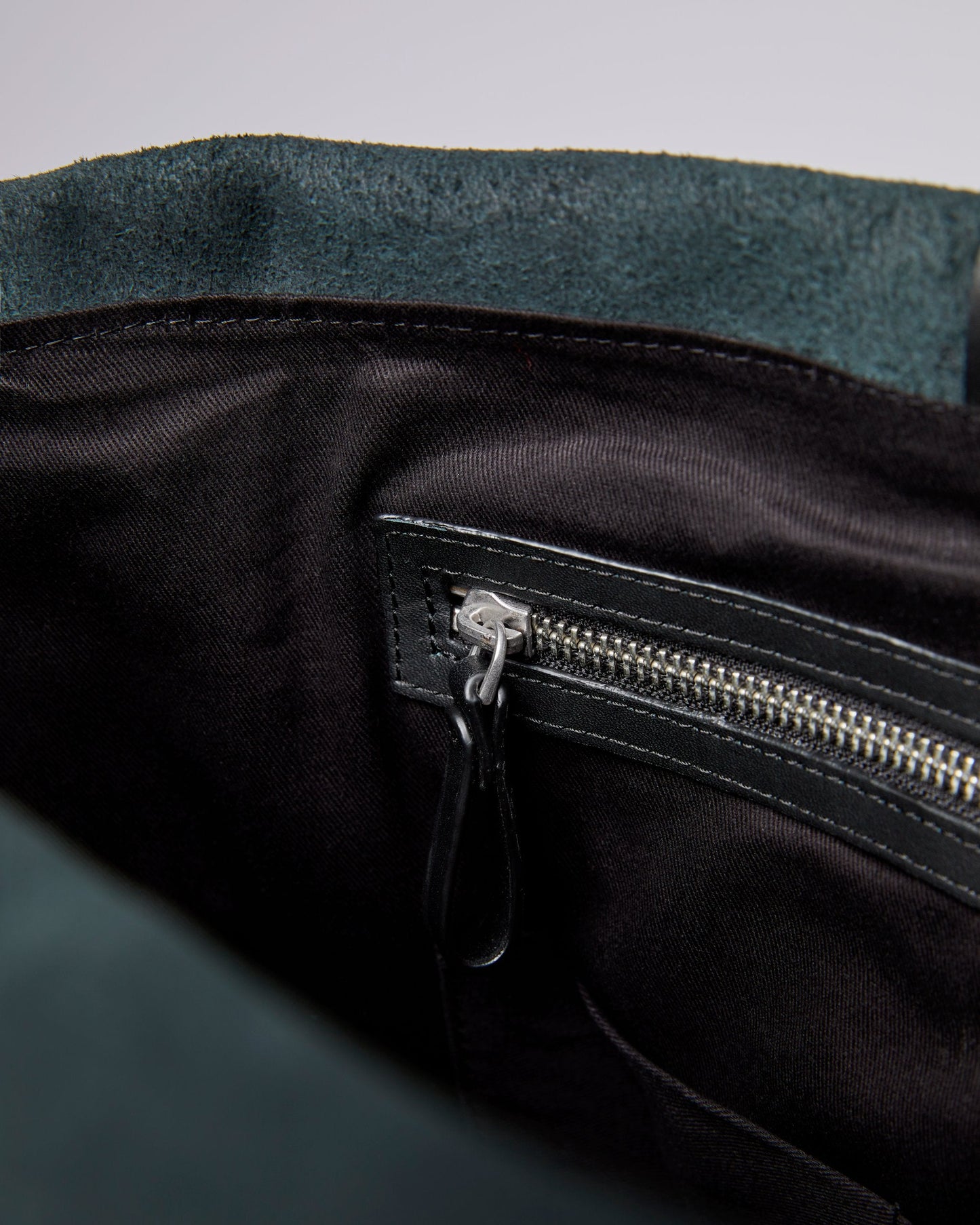 Sac à dos rolltop en cuir certifié | noir "antonia black"