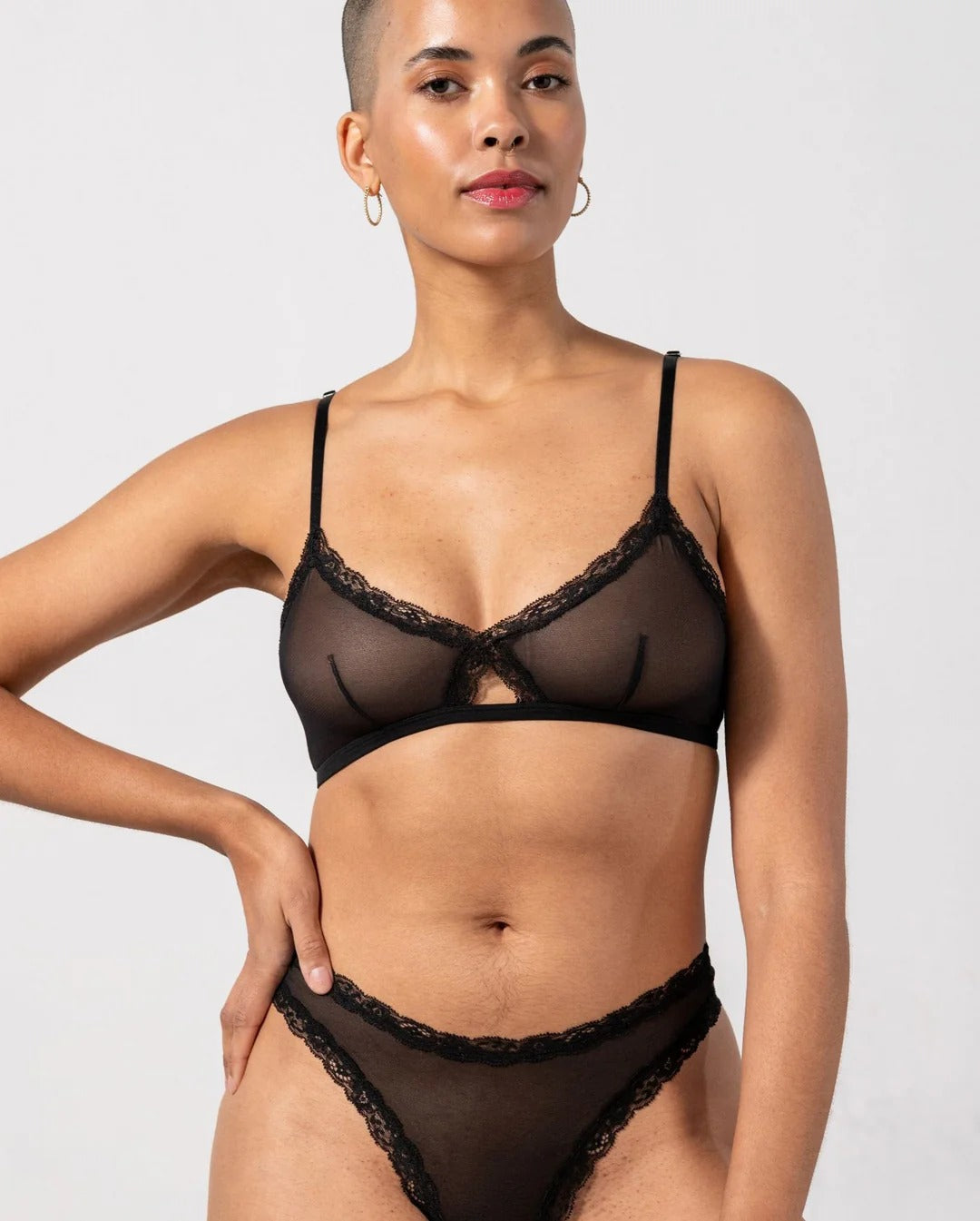 Soutien gorge triangle en matières recyclées | noir "mesh lace trim triangle bralette - black"