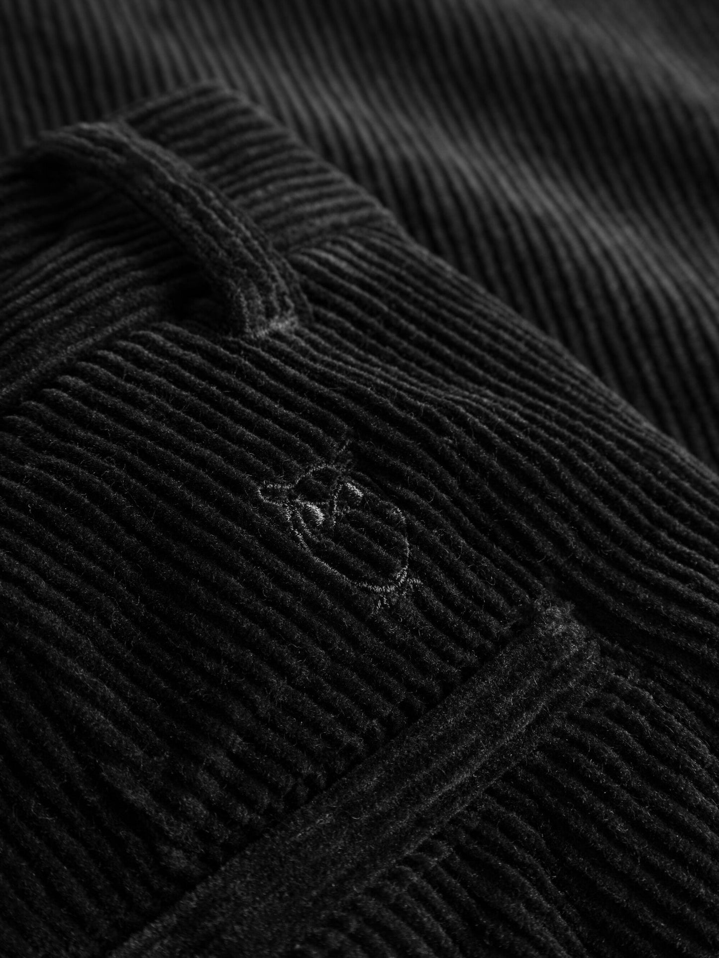 Pantalon droit en velours de coton bio | noir "chuck regular 8 wales corduroy chino pants black jet"