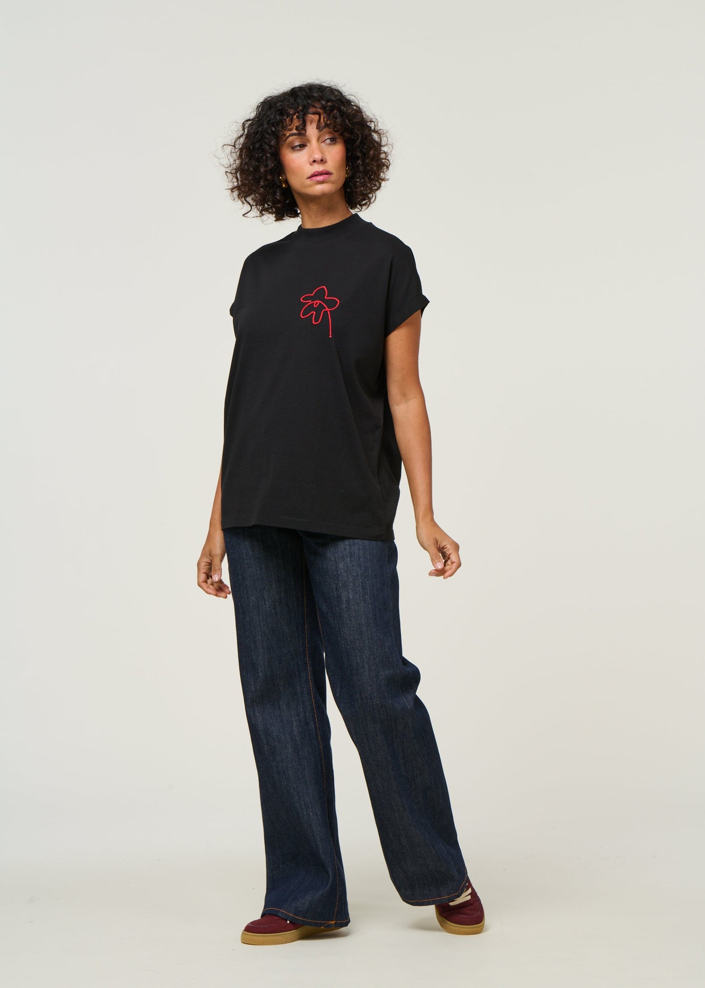 T-shirt brodé en coton bio | noir "flower cord black volta tee - black"