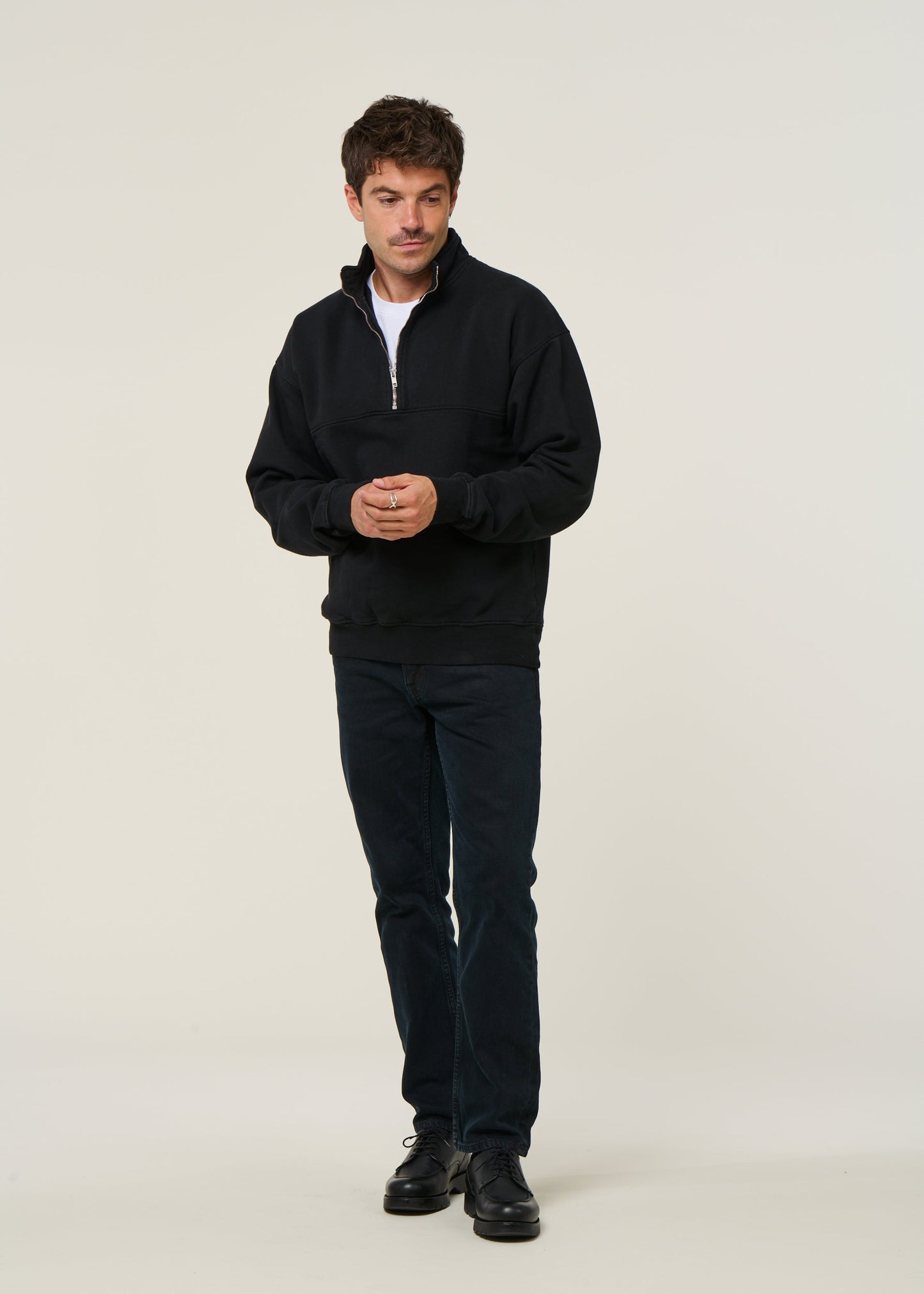 Sweat camionneur col zippé en coton bio | noir "deep black"
