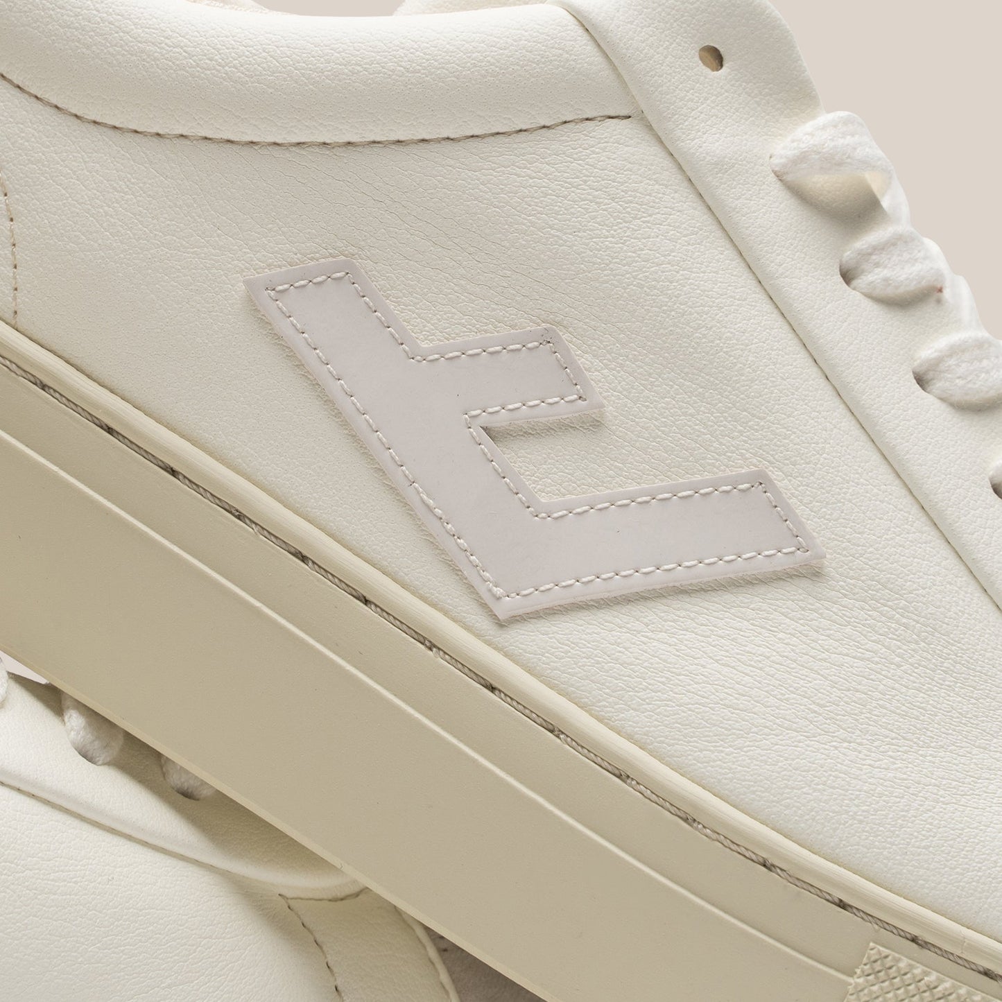 Baskets vegan en recyclé - classic 70s off white baby grey