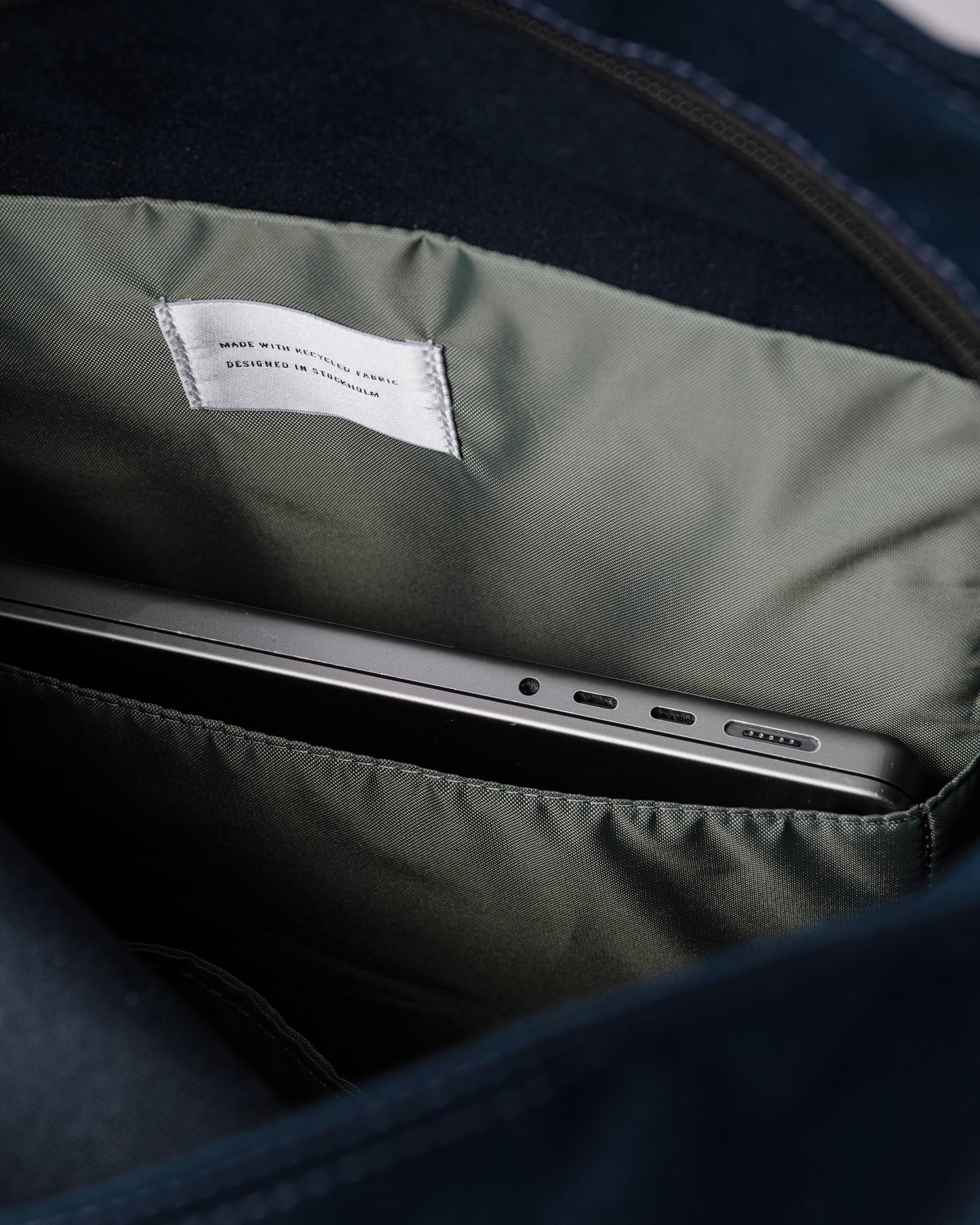 Sac à dos rolltop en matière recyclée | Bleu "dante vegan navy with grey webbing"