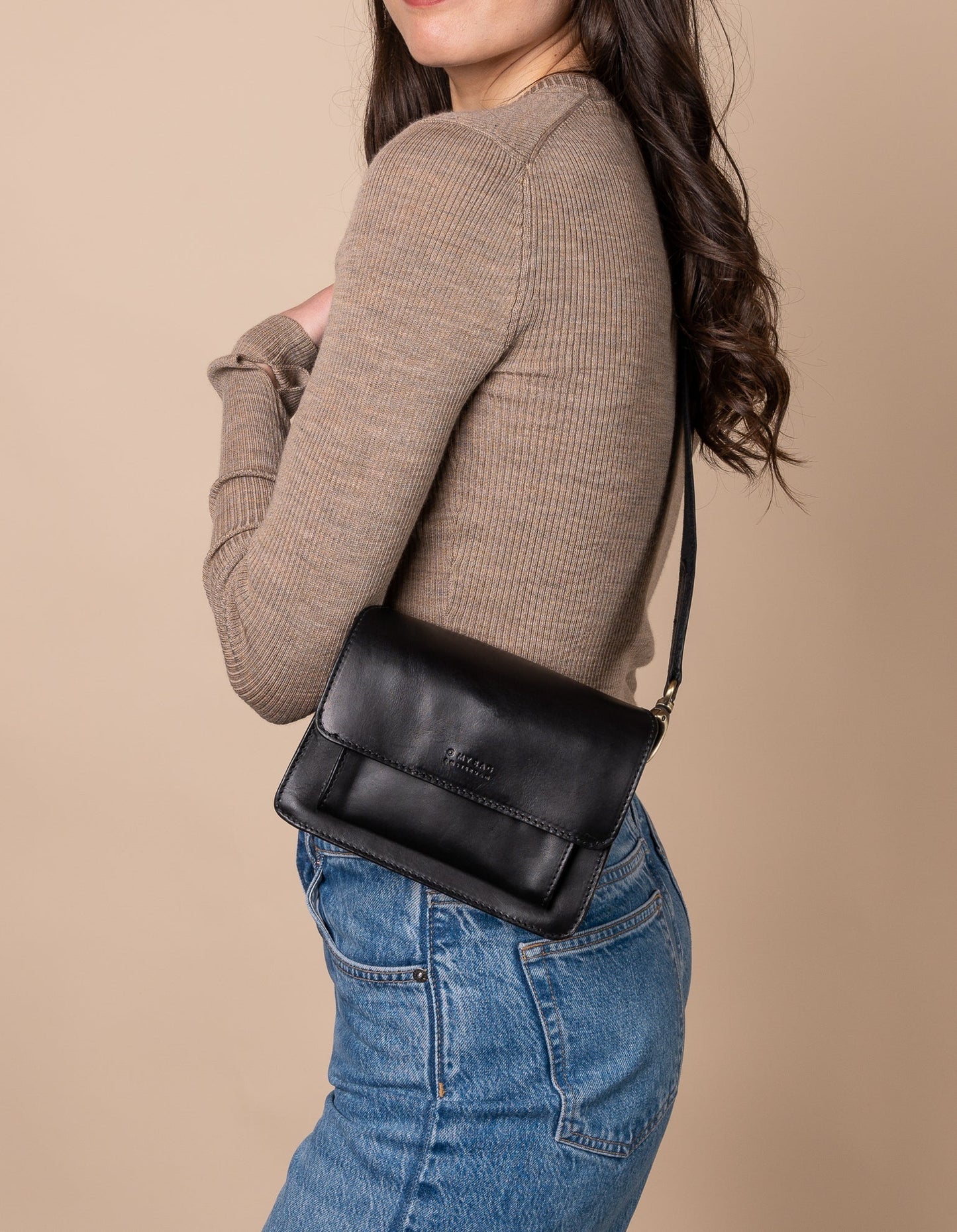 Sac à main bandoulière en cuir certifié | Noir "harper mini black classic leather"
