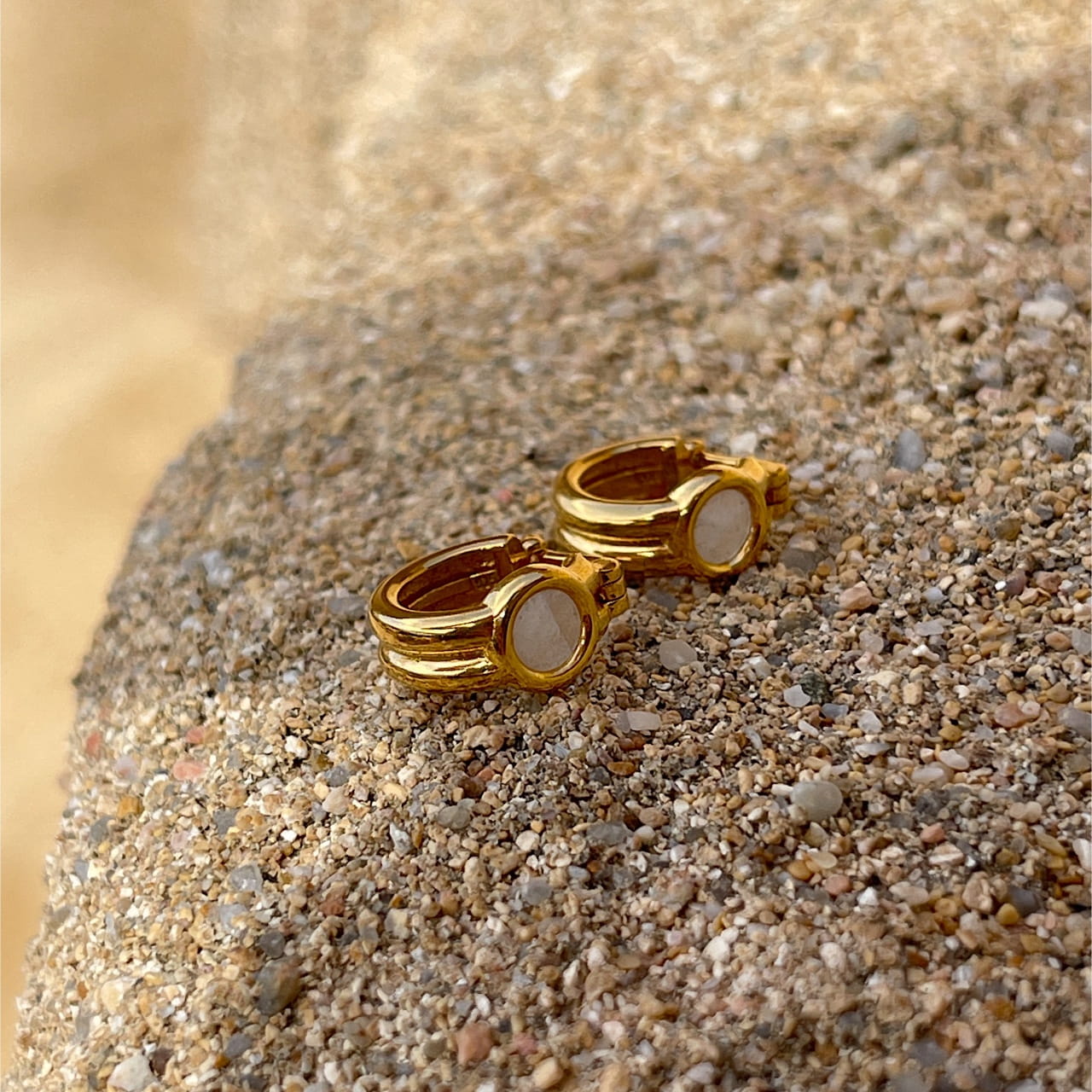 Boucles d'oreilles en argent plaqué or avec pierre en cristal de montagne - hoop earrings ane crystal gold
