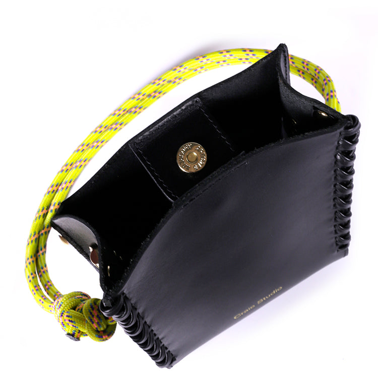 Sac à bandoulière en cuir certifié | noir "Essence stitch"