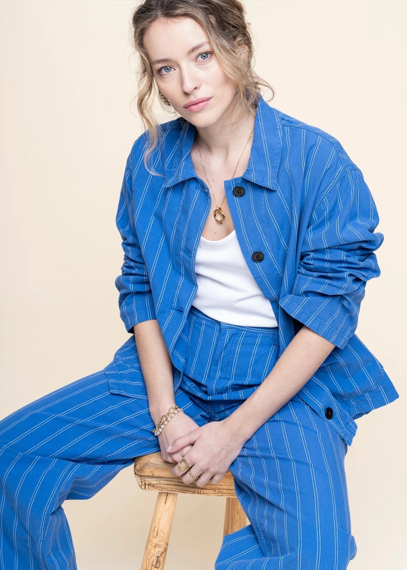 Pantalon ample rayé en coton bio | bleu "Gullan striped workwear pants - blue/offwhite"