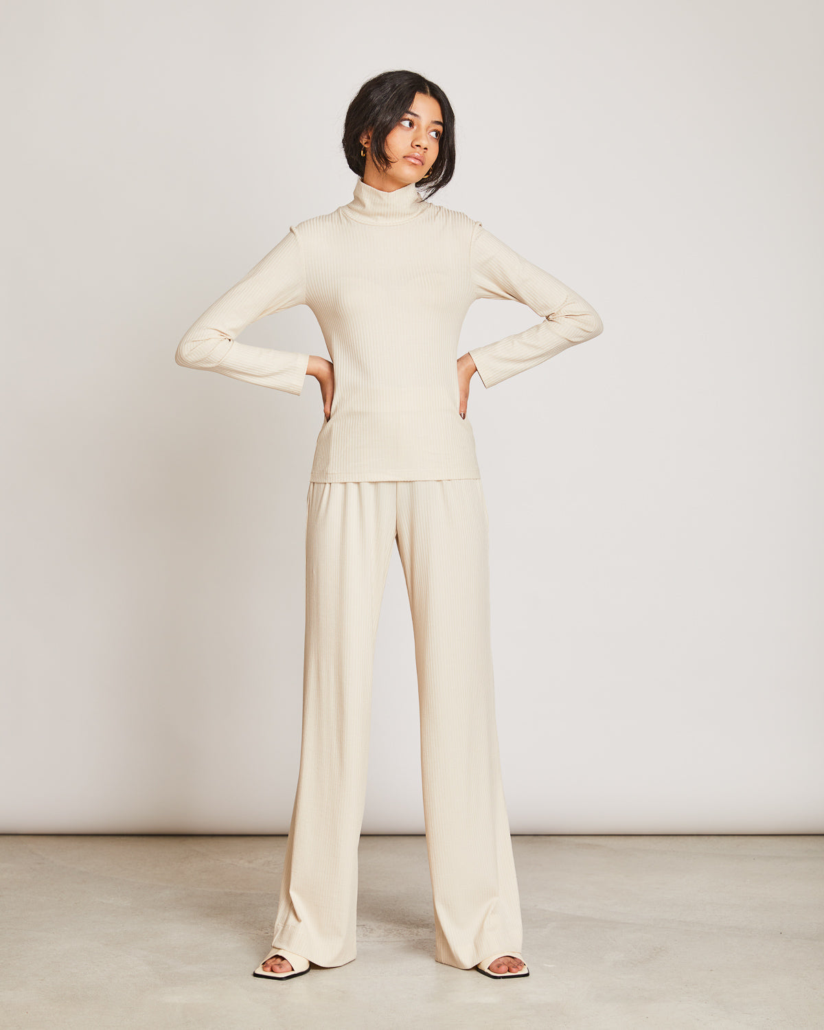 Top col roulé côtelé beige en tencel - mio eggshell