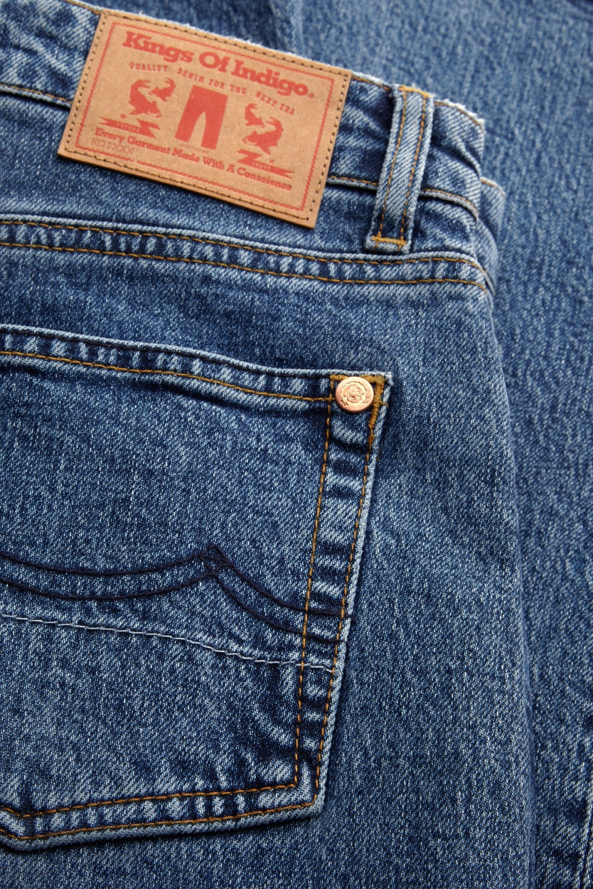 Jean mom en coton recyclé | bleu "caroline cropped stretch - eco xavier blue marble"