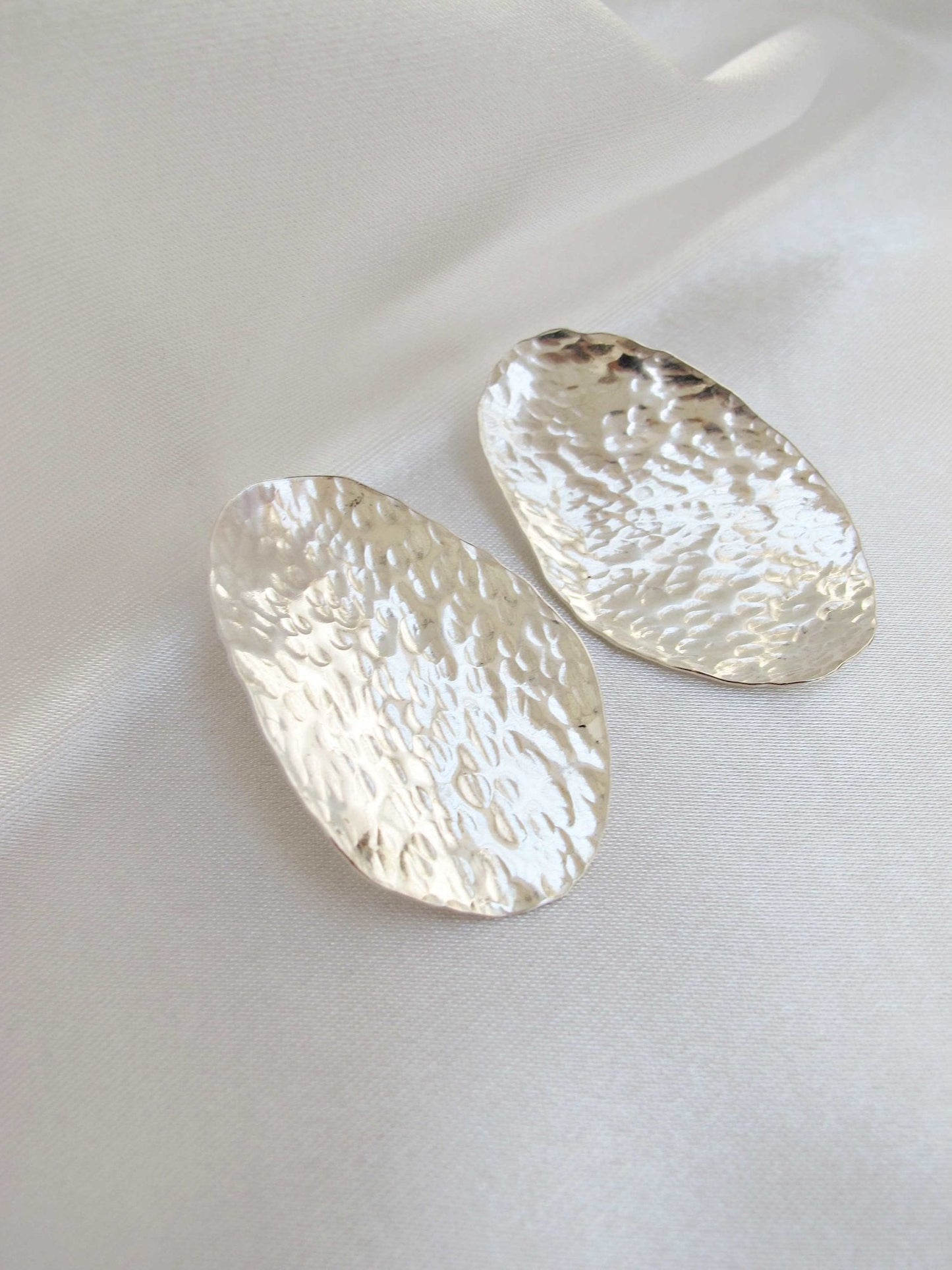 Boucles d'oreilles texturées en argent recyclé