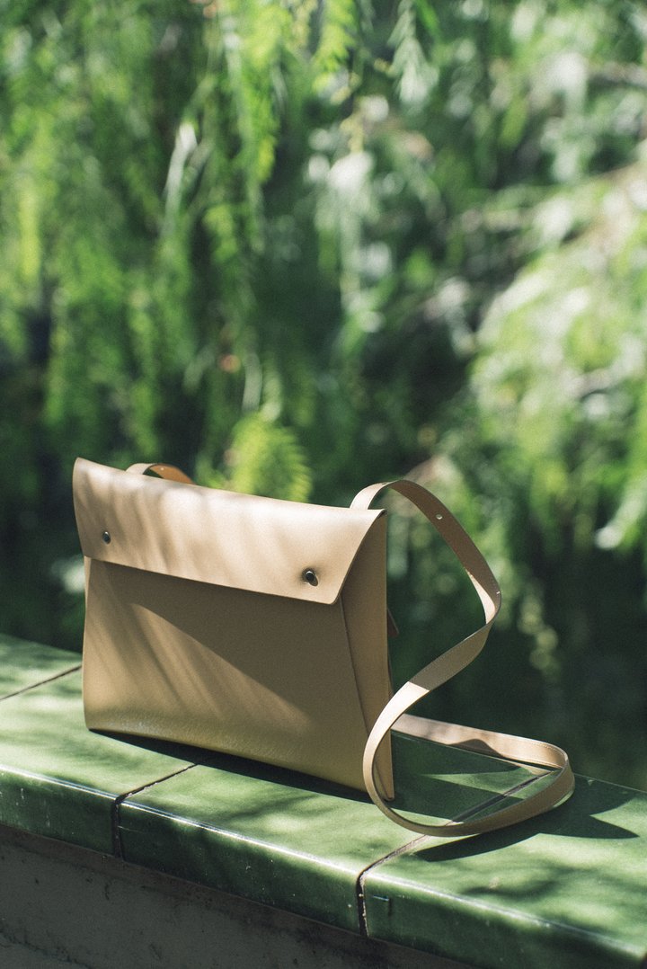 Sac pochette beige en cuir recyclé - Crossbody organizer